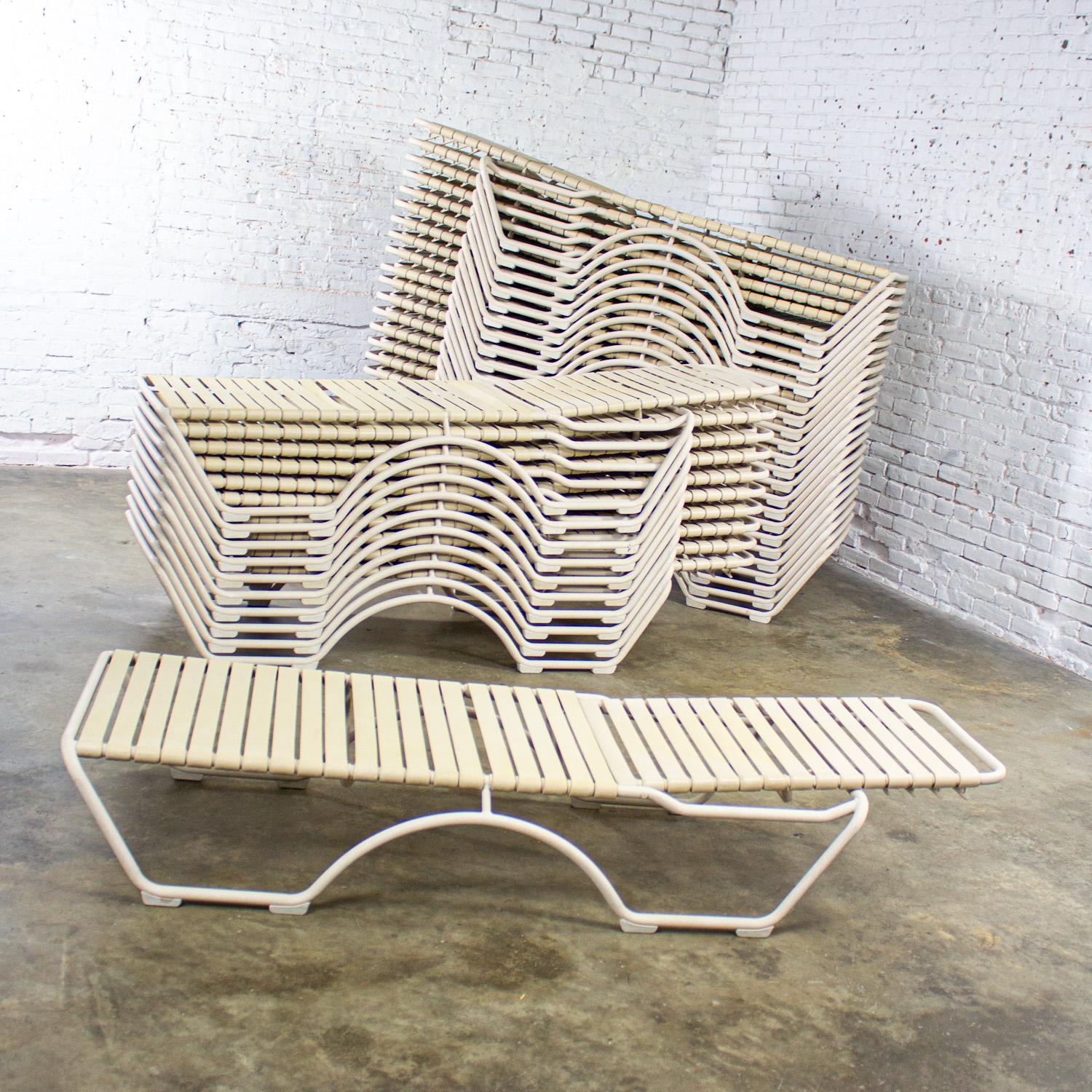 Fin 20ème Lot de 33 chaises longues empilables Tropitone Kahana Aluminium & Vinyle en vente 6
