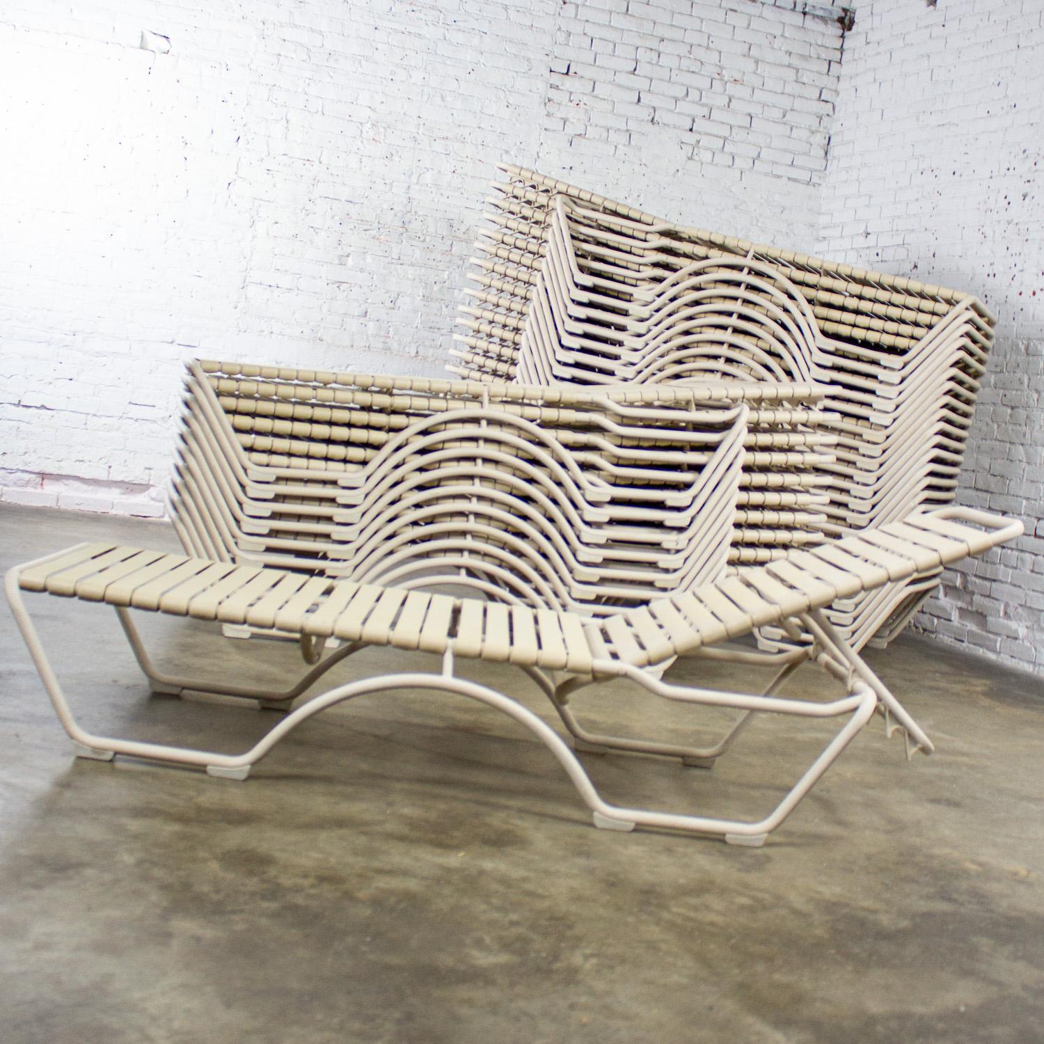 Fin 20ème Lot de 33 chaises longues empilables Tropitone Kahana Aluminium & Vinyle en vente 7