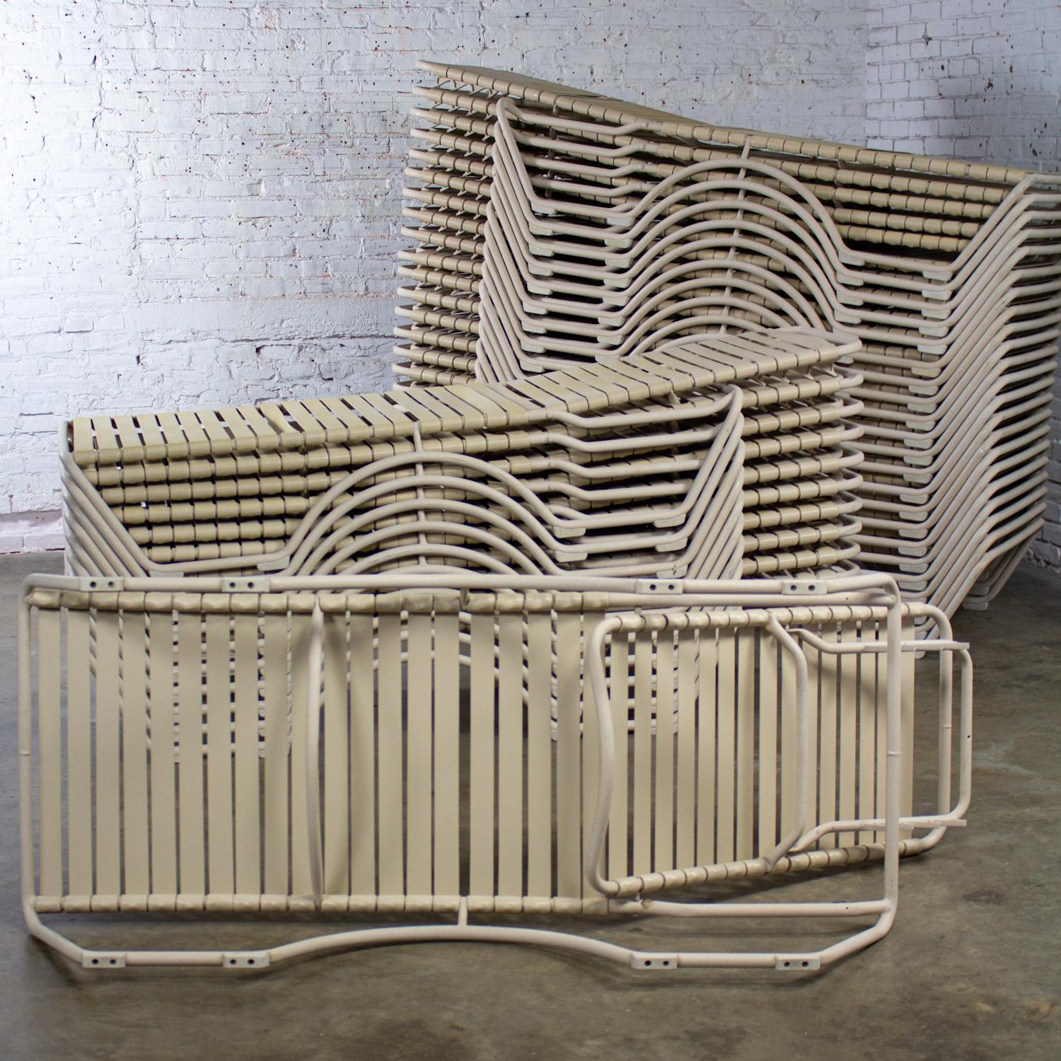 Fin 20ème Lot de 33 chaises longues empilables Tropitone Kahana Aluminium & Vinyle en vente 8