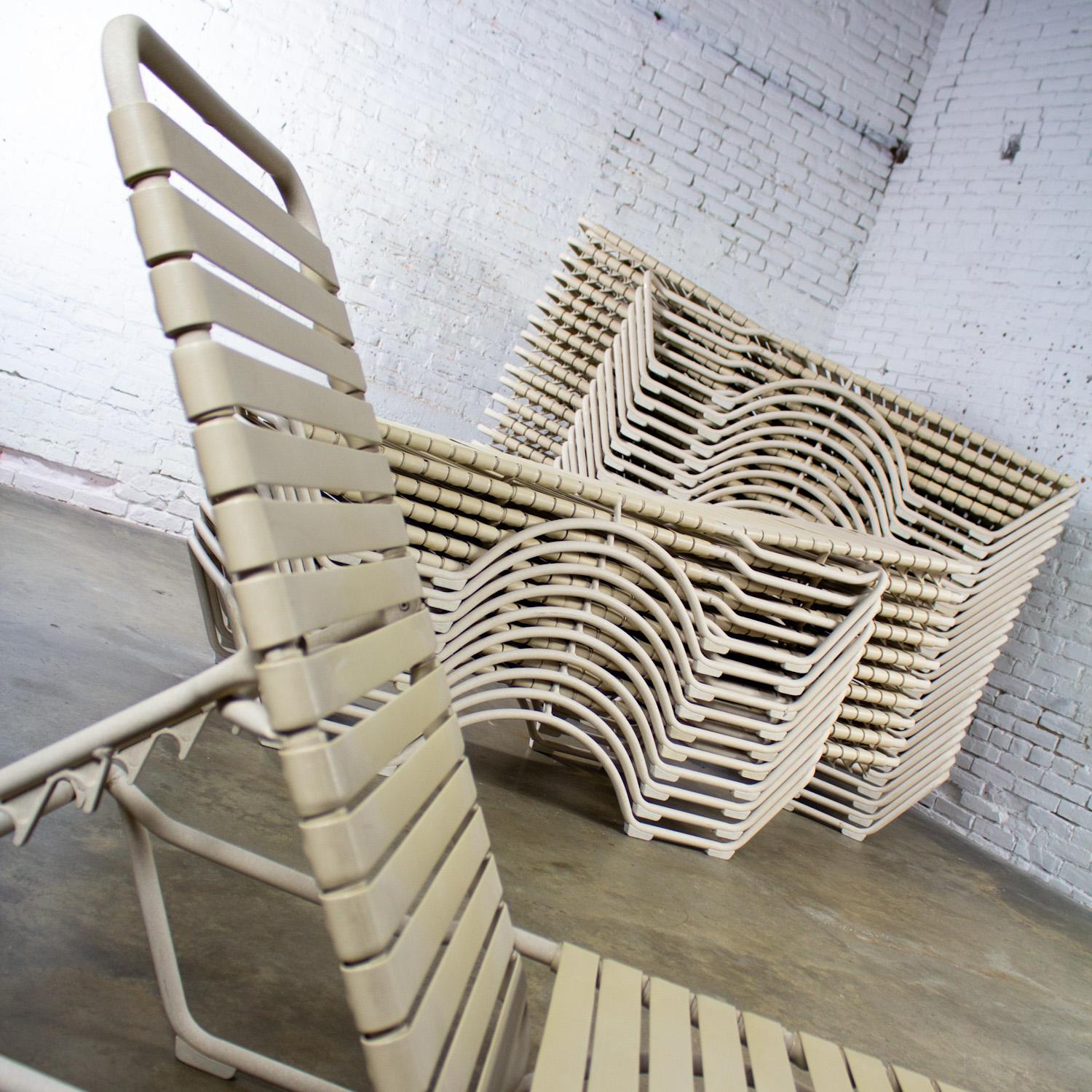 Fin 20ème Lot de 33 chaises longues empilables Tropitone Kahana Aluminium & Vinyle en vente 9