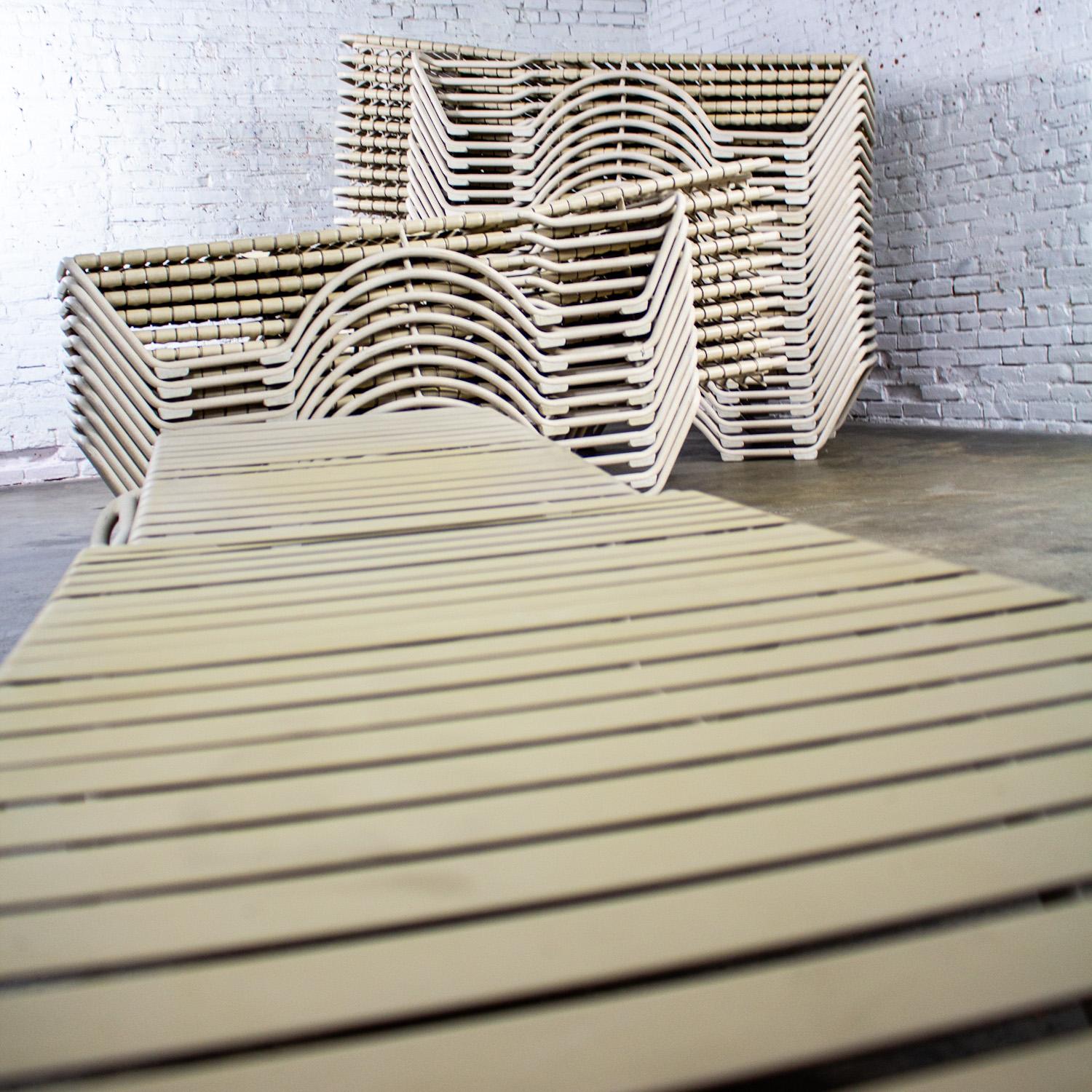 Fin 20ème Lot de 33 chaises longues empilables Tropitone Kahana Aluminium & Vinyle en vente 10