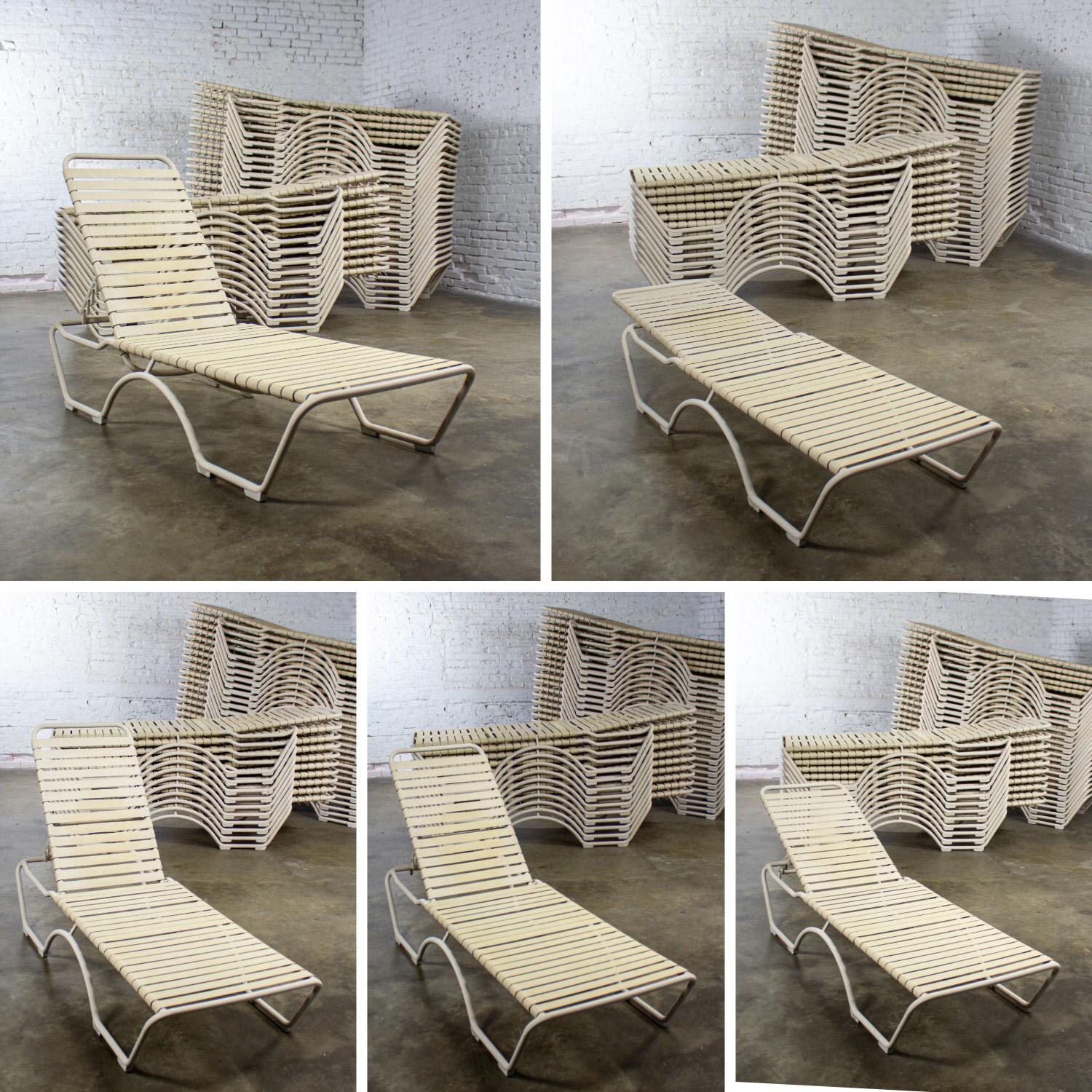 Fin 20ème Lot de 33 chaises longues empilables Tropitone Kahana Aluminium & Vinyle en vente 11