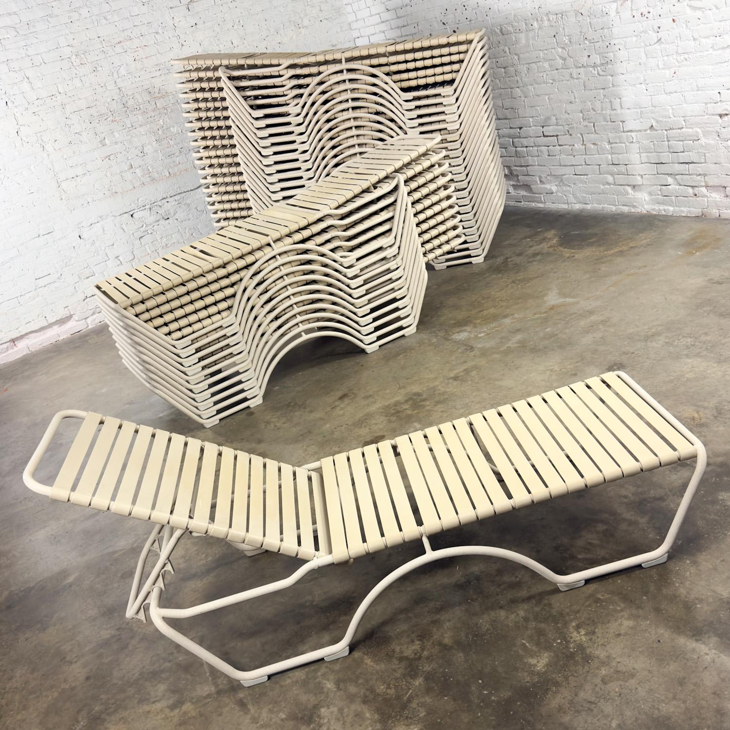 Mid-Century Modern Fin 20ème Lot de 33 chaises longues empilables Tropitone Kahana Aluminium & Vinyle en vente