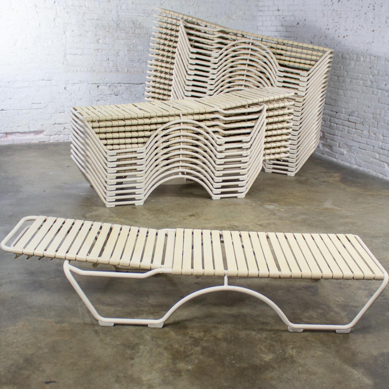 Fin 20ème Lot de 33 chaises longues empilables Tropitone Kahana Aluminium & Vinyle en vente 1