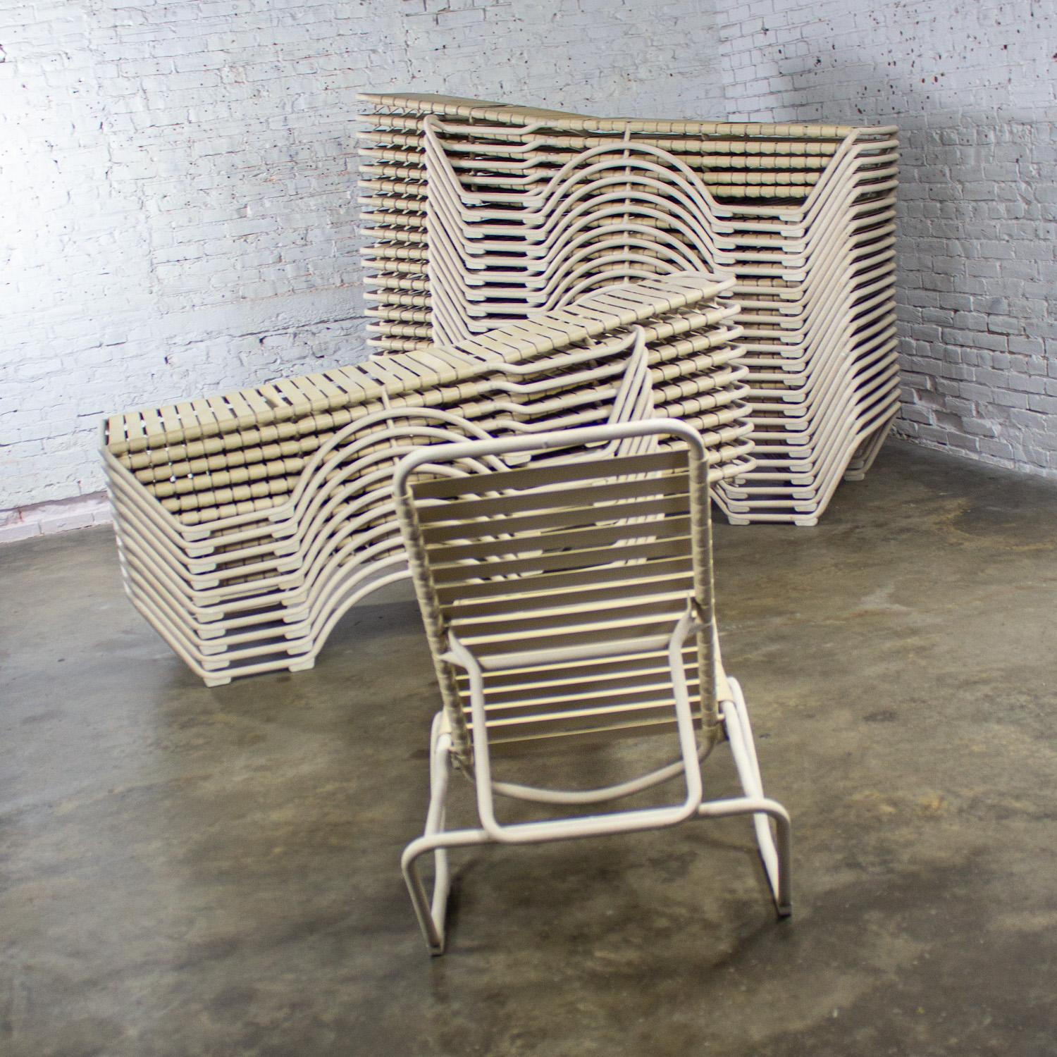 Fin 20ème Lot de 33 chaises longues empilables Tropitone Kahana Aluminium & Vinyle en vente 2