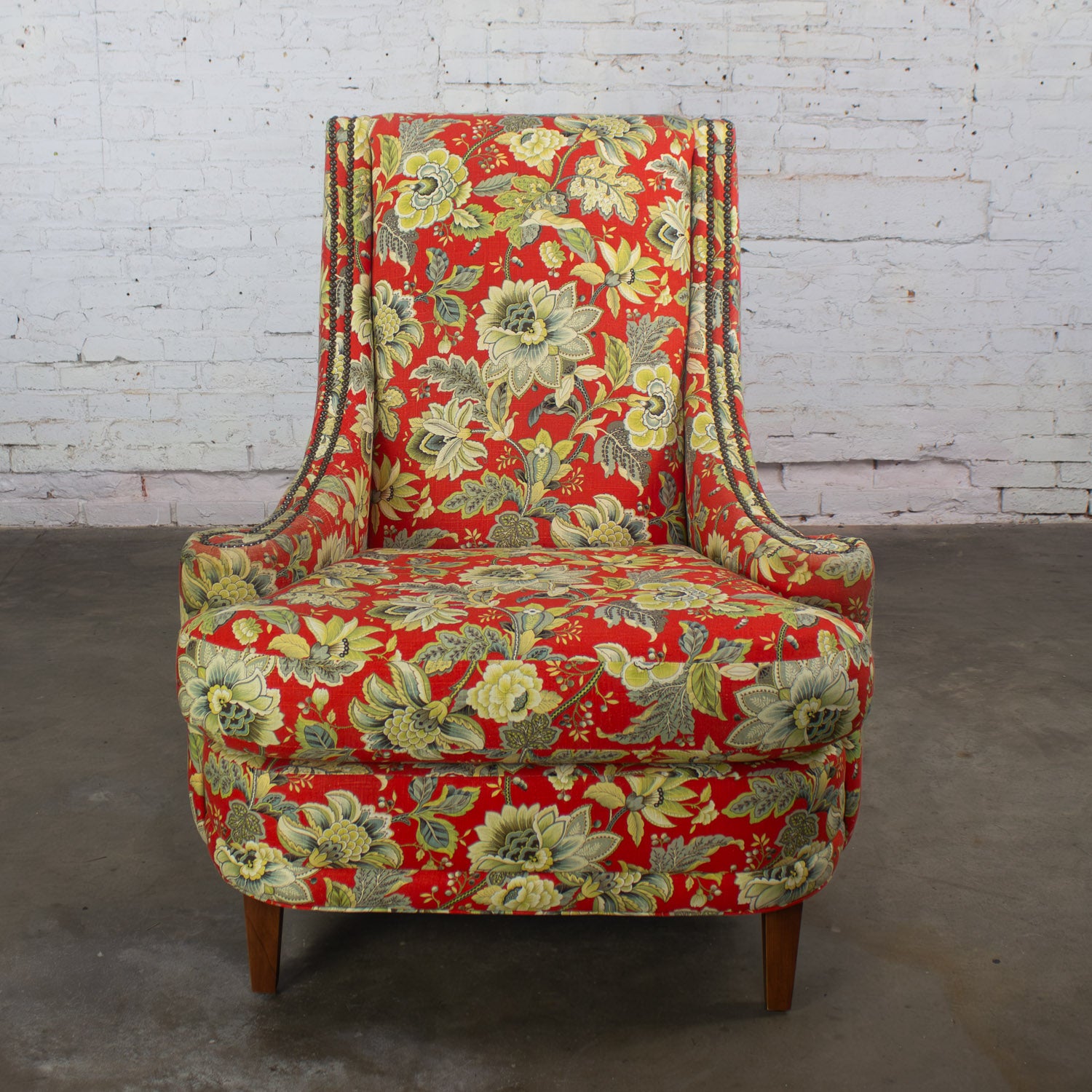 Schöne späten 20. bis frühen 21. Jahrhundert Traditionelle Akzent Stuhl aus roten floralen Leinen-ähnlichen Stoff mit swooped & gerollt Arme, antiqued Messing Nagelkopf Details, & quadratische konische Holzfüße von Norwalk. Schöner Zustand, wenn man