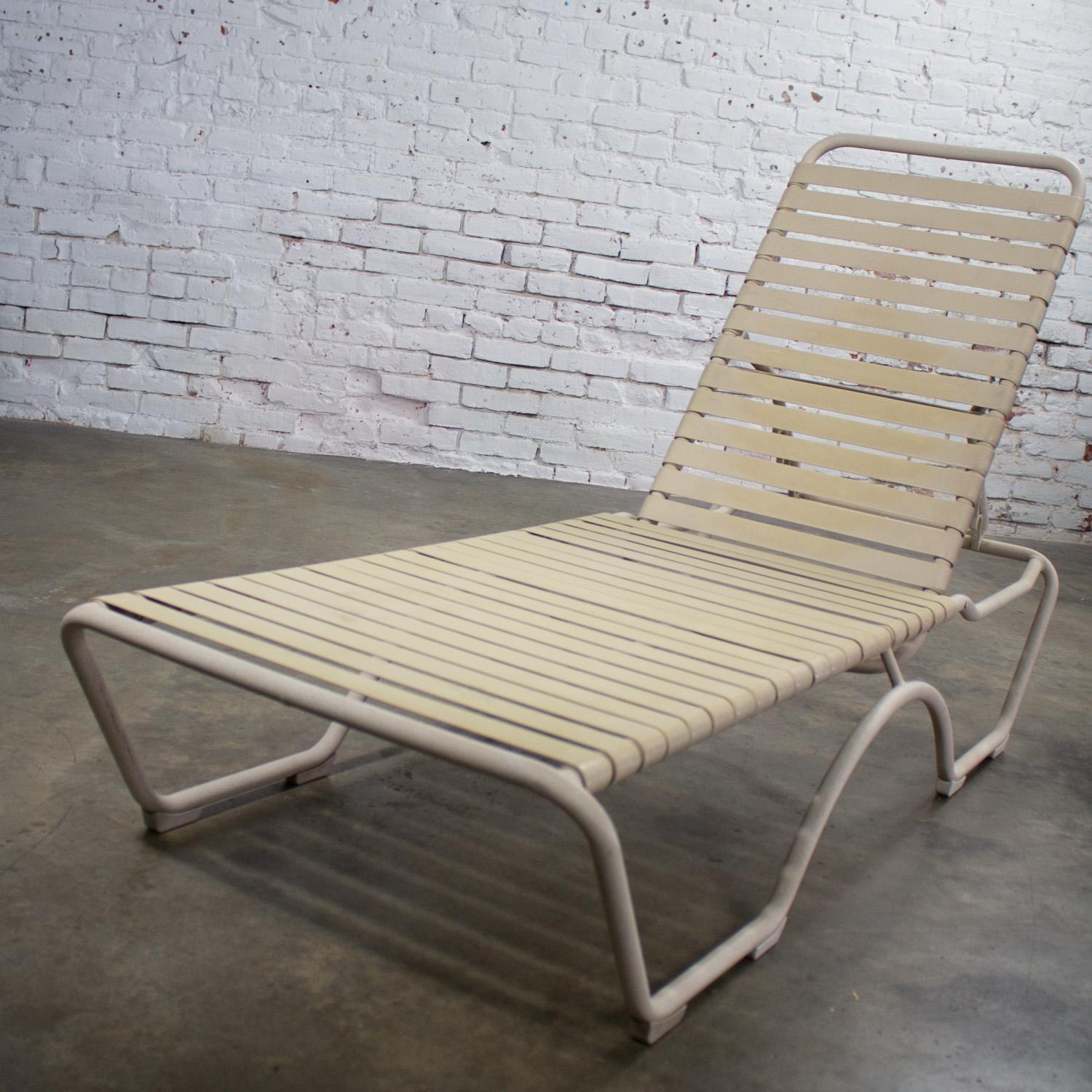 Fin 20ème Tropitone Chaise Longue Empilable Sangles en vinyle Structure en aluminium en vente 3