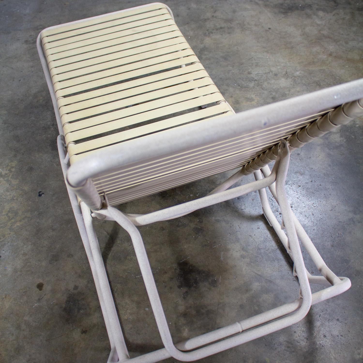 Fin 20ème Tropitone Chaise Longue Empilable Sangles en vinyle Structure en aluminium en vente 4