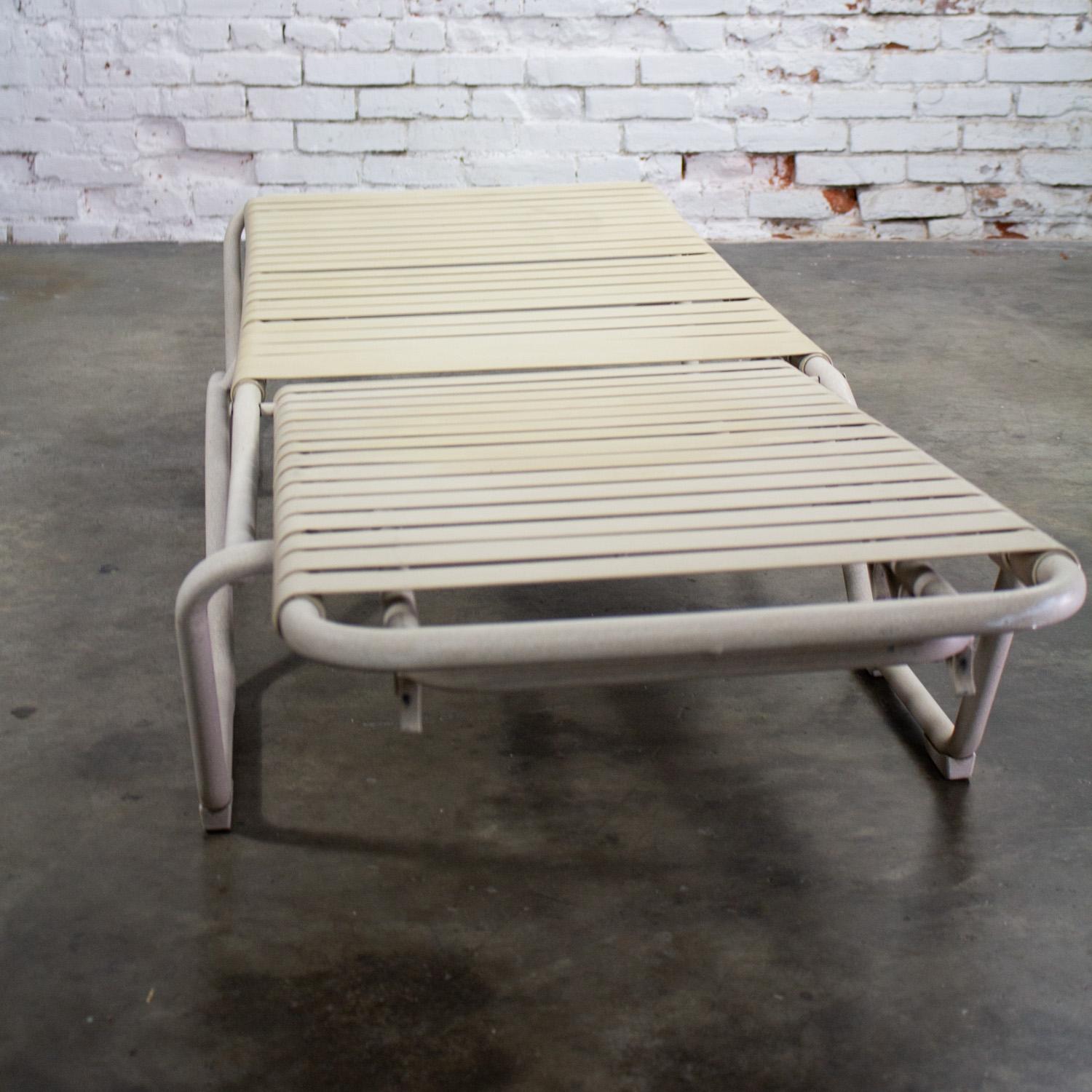 Fin 20ème Tropitone Chaise Longue Empilable Sangles en vinyle Structure en aluminium en vente 5