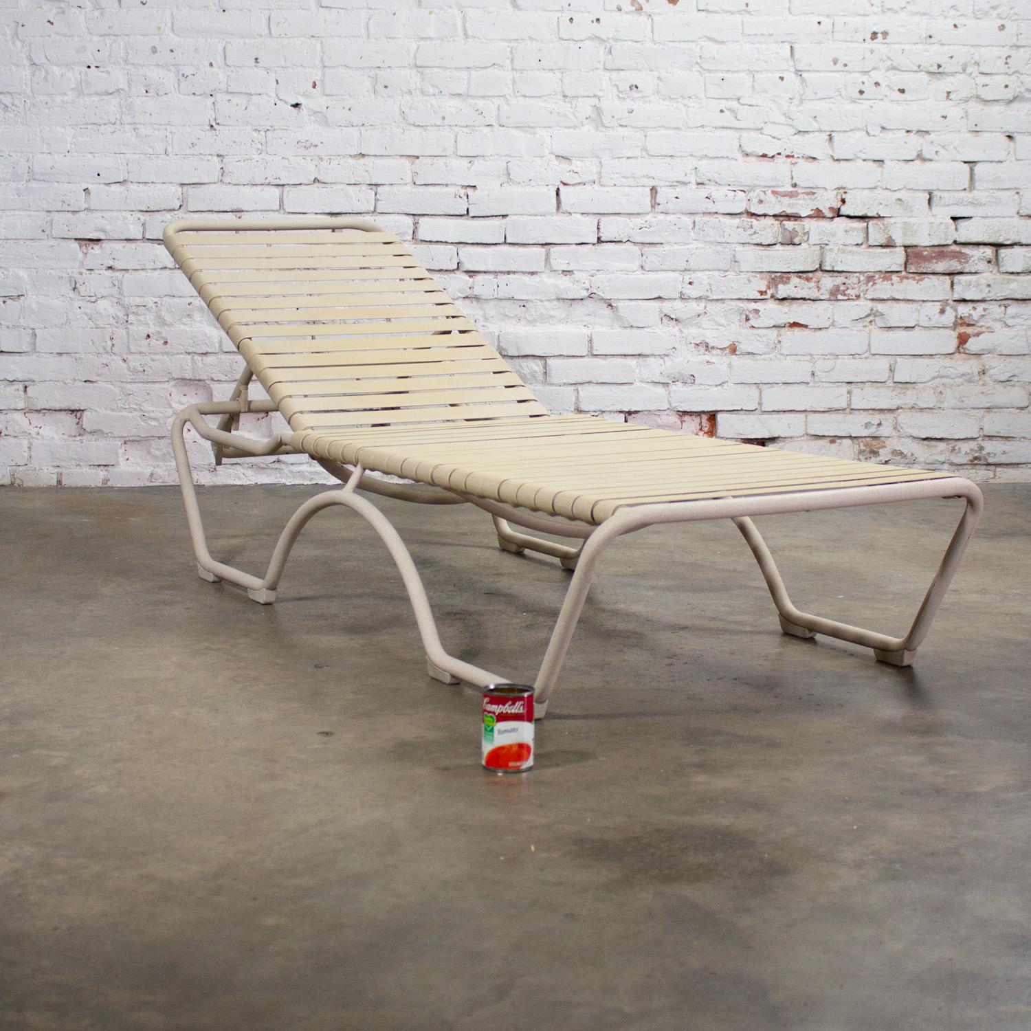 Fin 20ème Tropitone Chaise Longue Empilable Sangles en vinyle Structure en aluminium en vente 7