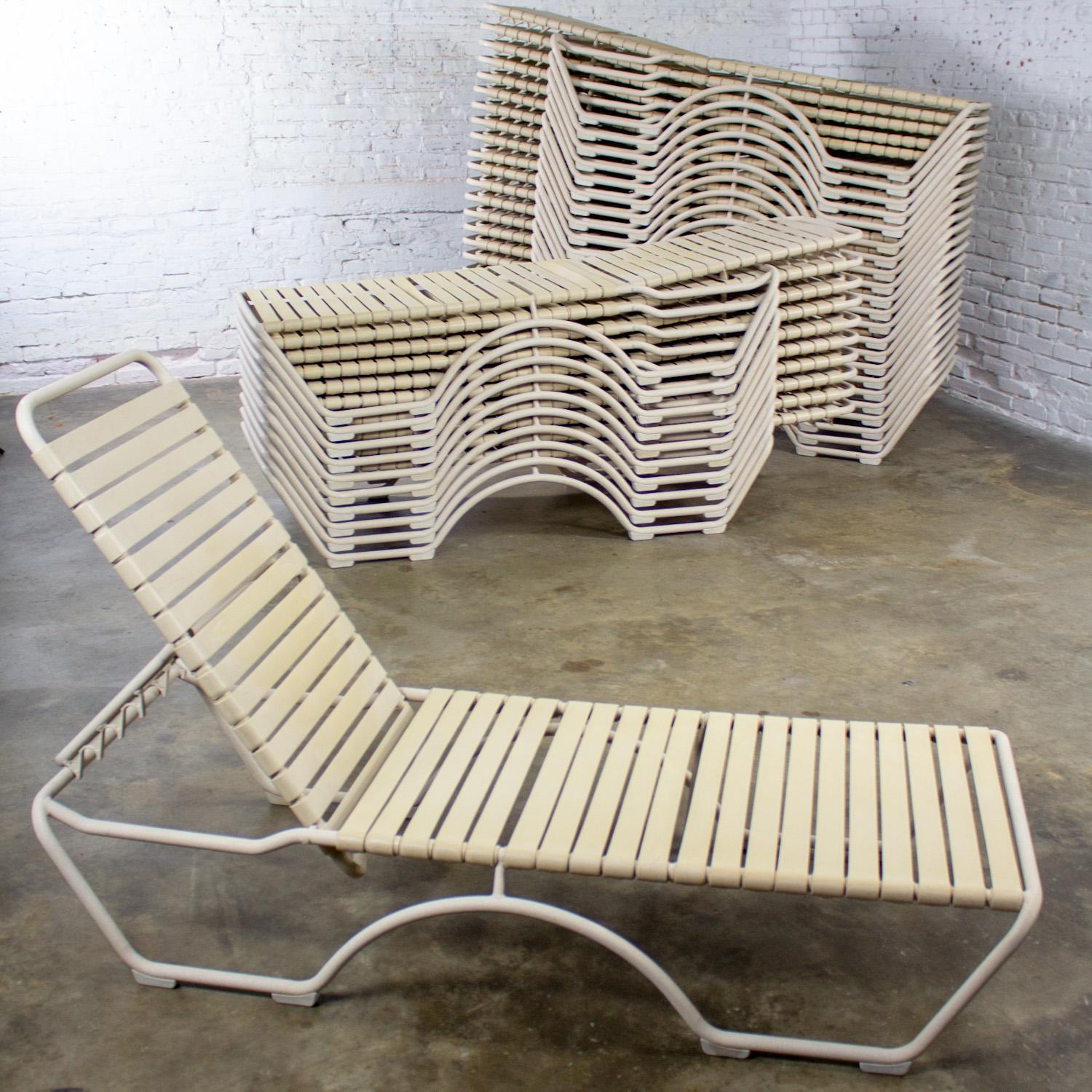 Fin 20ème Tropitone Chaise Longue Empilable Sangles en vinyle Structure en aluminium en vente 10