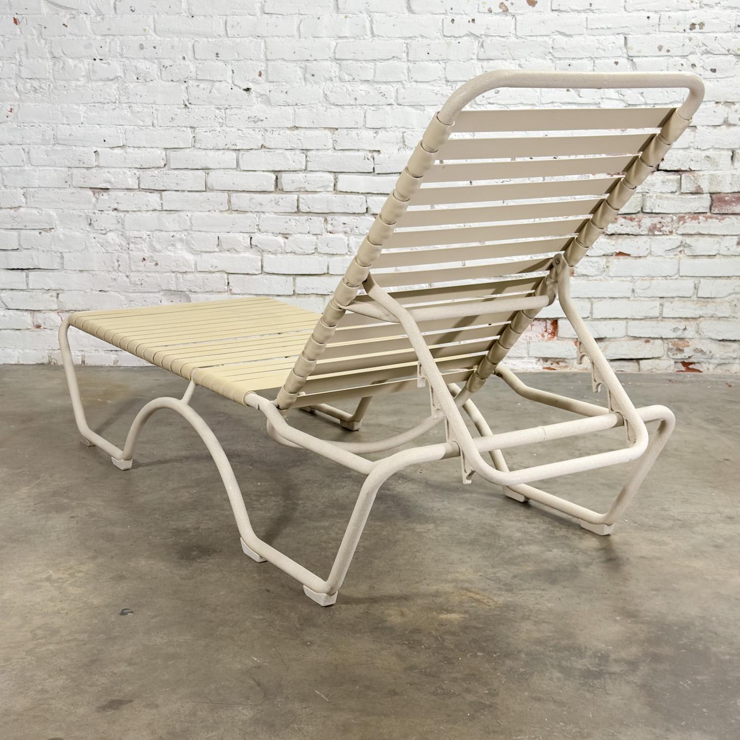 Merveilleuse chaise longue empilable Tropitone Mid-Century Modern de la fin du 20e siècle avec sangles en vinyle et cadre en aluminium peint par poudrage. Byit, en gardant à l'esprit qu'il s'agit d'une pièce vintage et non pas neuve, qui présentera