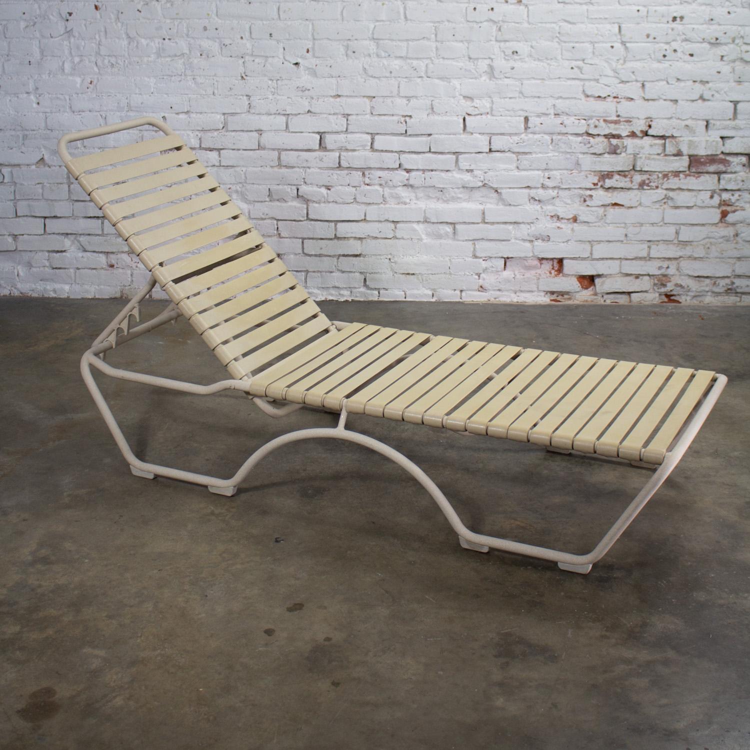 Fin 20ème Tropitone Chaise Longue Empilable Sangles en vinyle Structure en aluminium en vente 12