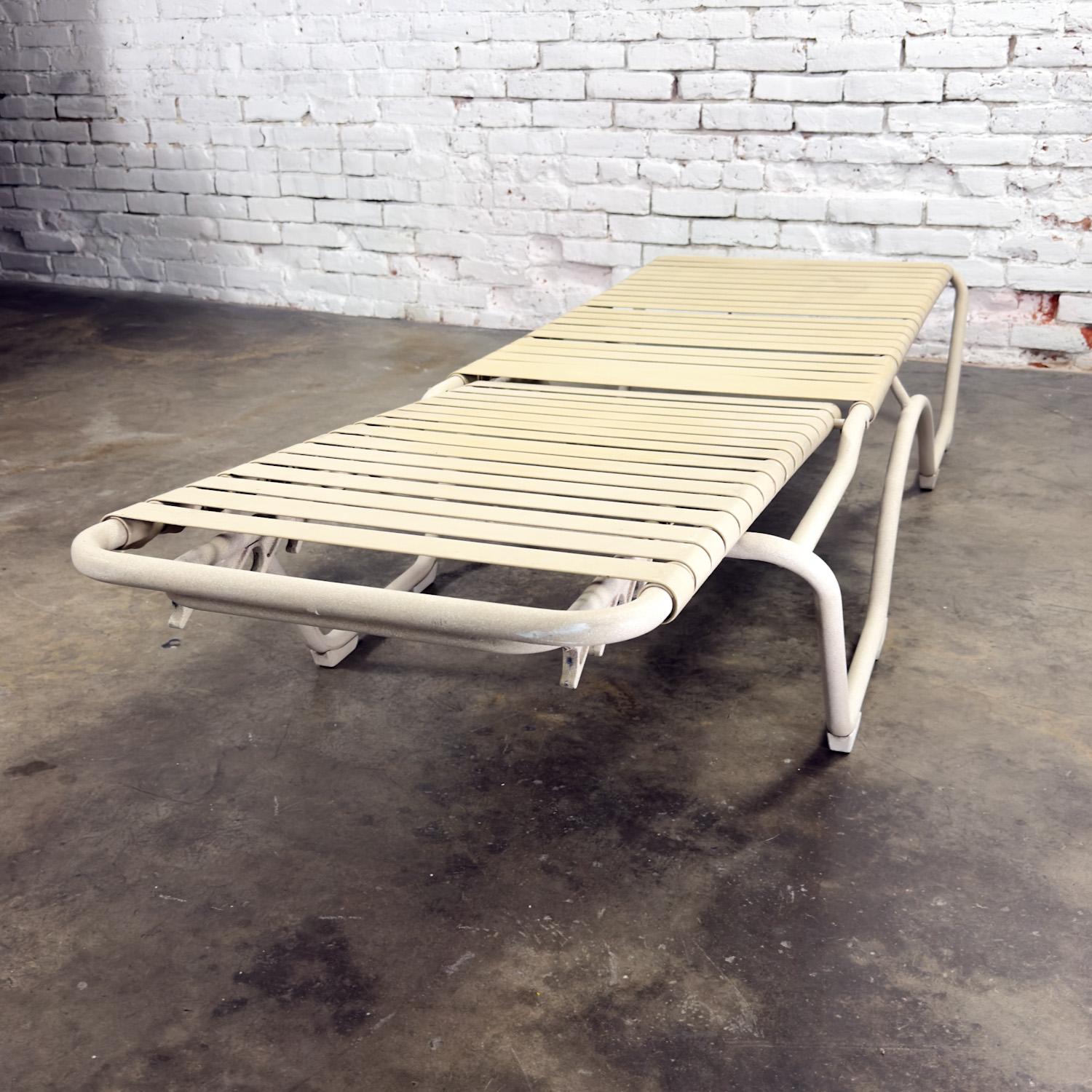 Mid-Century Modern Fin 20ème Tropitone Chaise Longue Empilable Sangles en vinyle Structure en aluminium en vente