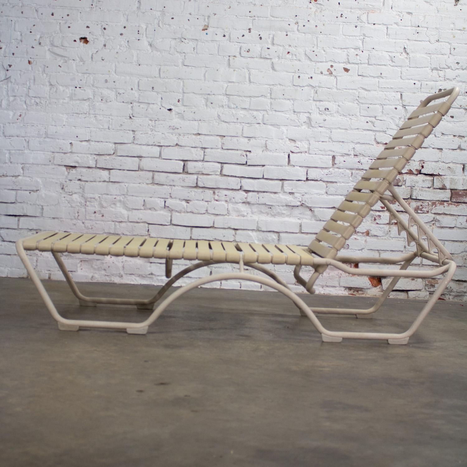 Poudré Fin 20ème Tropitone Chaise Longue Empilable Sangles en vinyle Structure en aluminium en vente