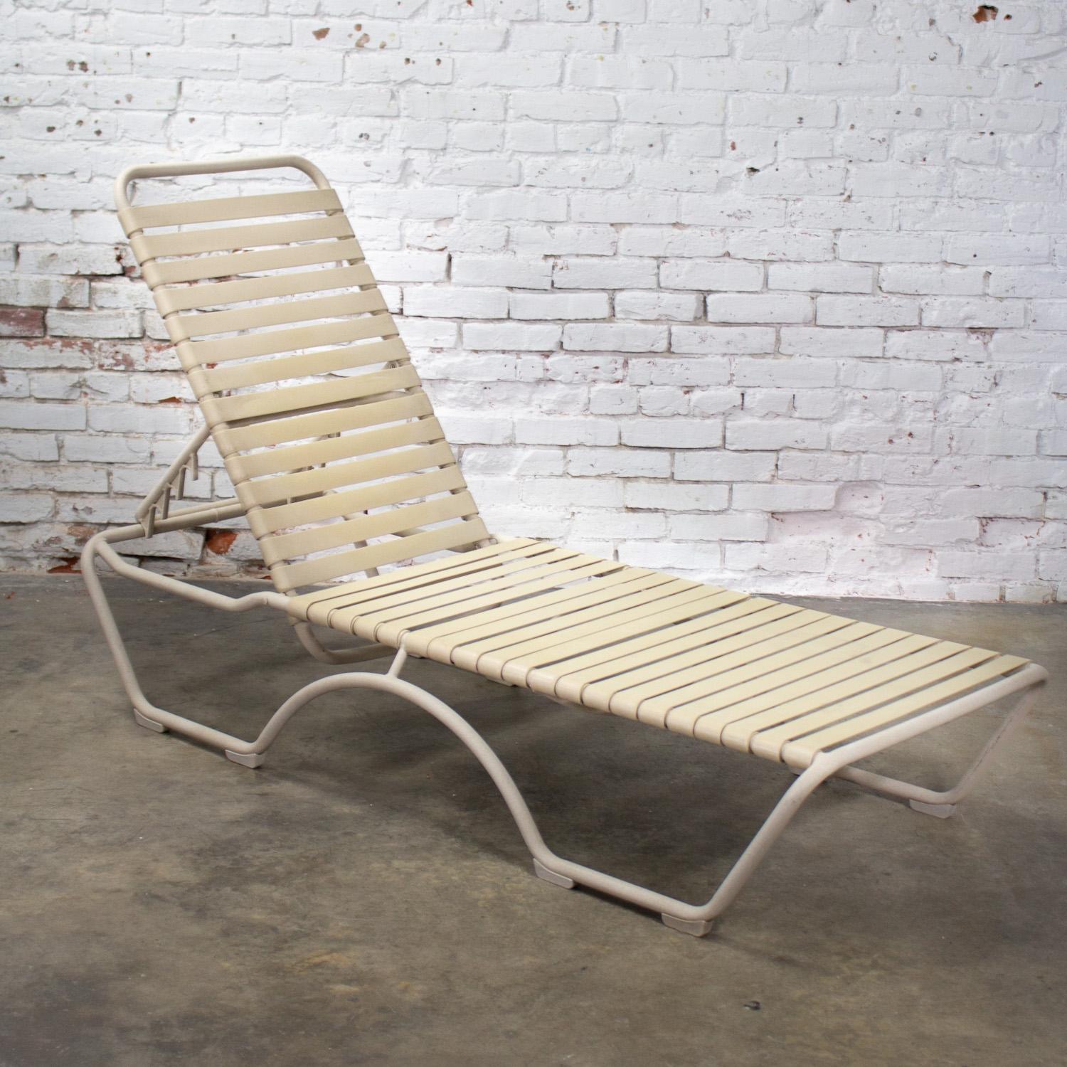 Fin 20ème Tropitone Chaise Longue Empilable Sangles en vinyle Structure en aluminium Bon état - En vente à Topeka, KS