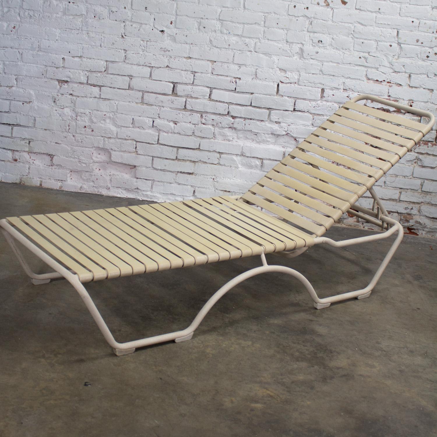 20ième siècle Fin 20ème Tropitone Chaise Longue Empilable Sangles en vinyle Structure en aluminium en vente