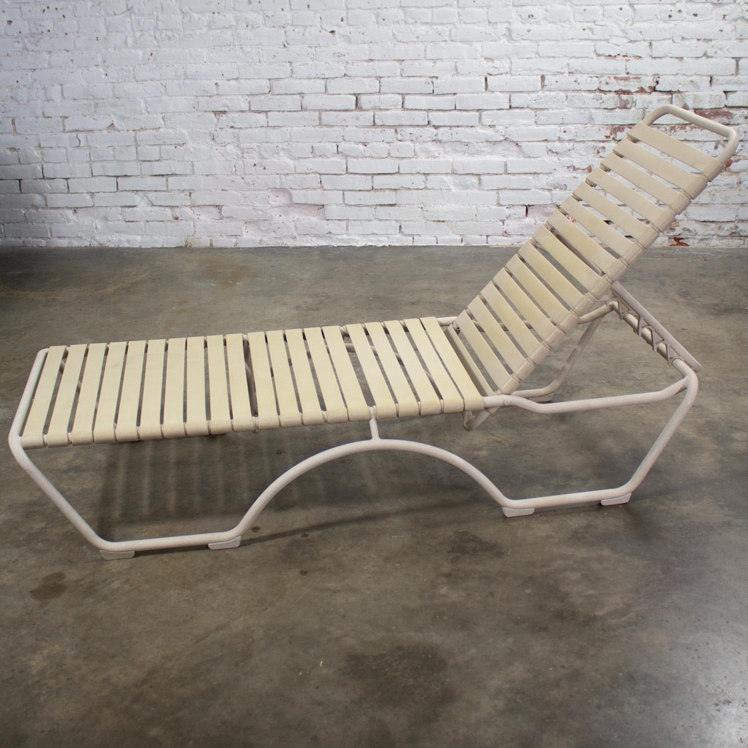 Fin 20ème Tropitone Chaise Longue Empilable Sangles en vinyle Structure en aluminium en vente 1