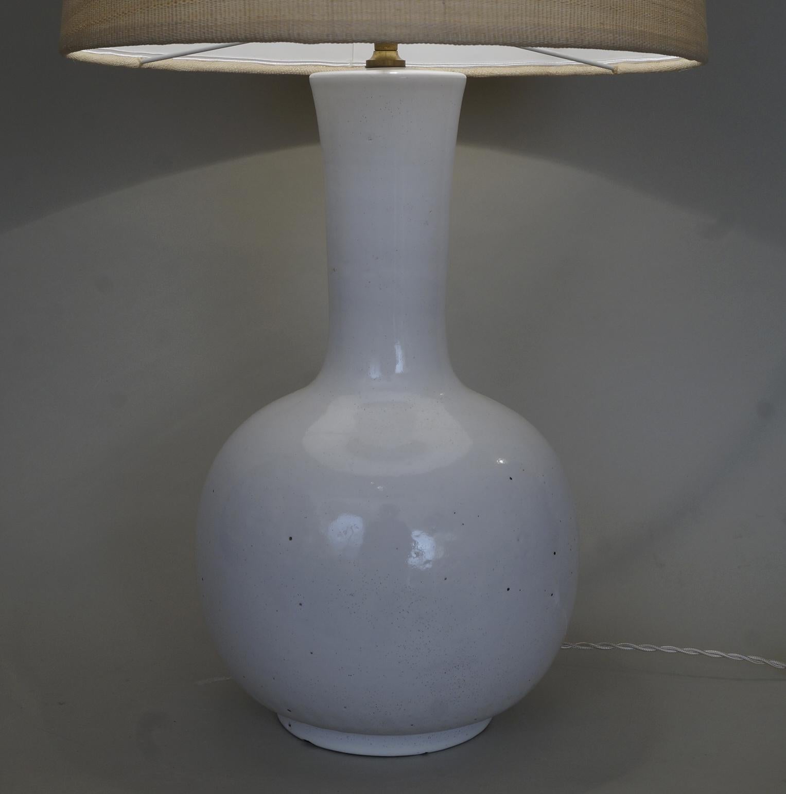 Late 20th Century White Enameled Ceramic Table Lamp In Good Condition For Sale In Paris, FR