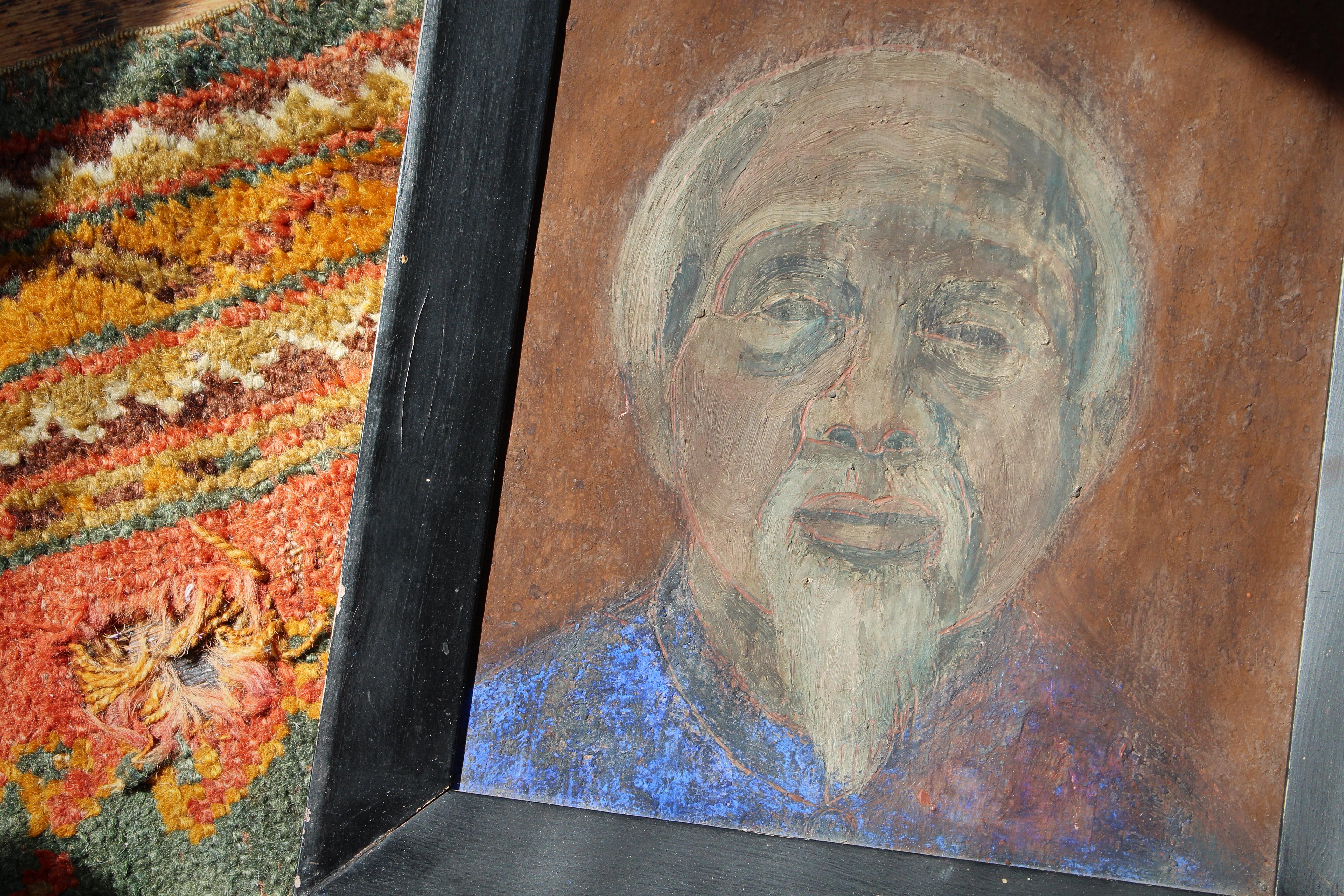 Ein ungewöhnliches Pigment- und Öl-auf-Karton-Porträt eines älteren chinesischen Herrn von Susan Jayne Hocking 

Das Gemälde hat einen dicken Impasto-Auftrag mit Sgraffitomalerei und einer scheinbar reinen Pigmentschicht darüber. 

Produziert um