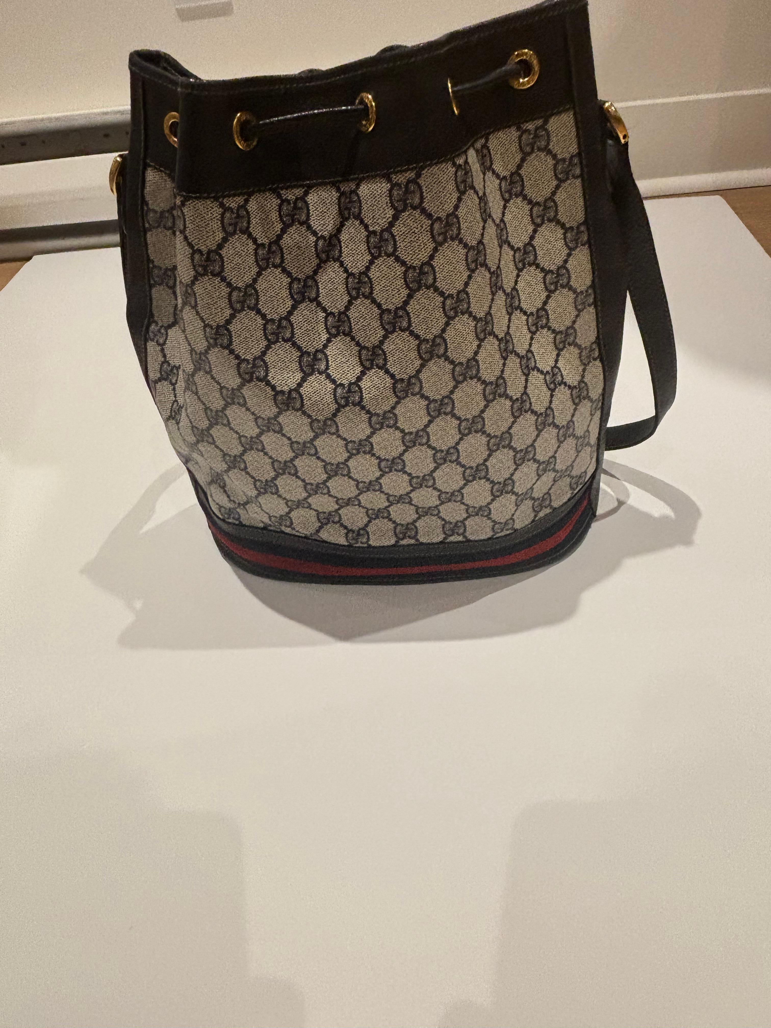 Le sac date de la fin des années 1980 et est dans un état exceptionnel pour son âge. Il s'agit d'un sac à dos Gucci Supreme Monogram, également connu sous le nom de Gucci Night Crest, et je crois savoir qu'il est actuellement réédité.  Il s'agit