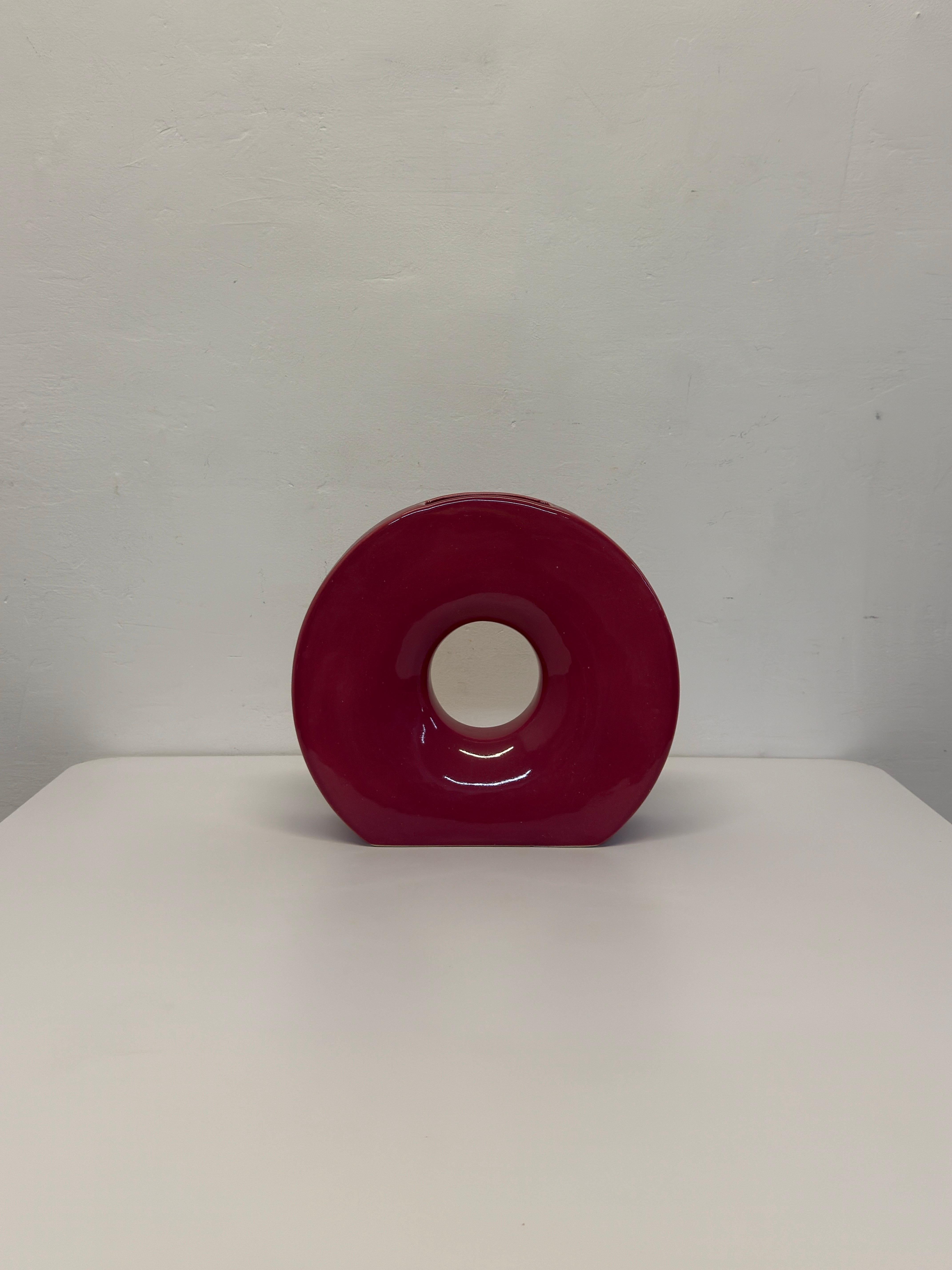 Vaso post-moderno ucraino lavorato a mano di colore fucsia scuro realizzato verso la fine degli anni '90.