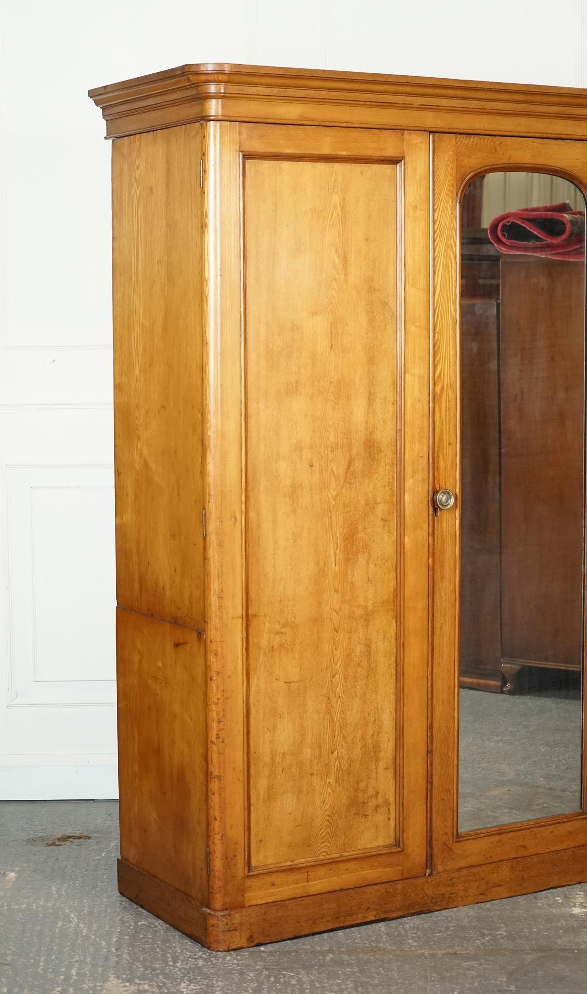 Antiquariato di Londra



Siamo lieti di offrire in vendita questo armadio triplo in Oak di epoca tardo antica realizzato da Marsh, Jones & Cribb intorno al 1890.

 Un mobile straordinario che incarna l'estetica elegante del tardo periodo