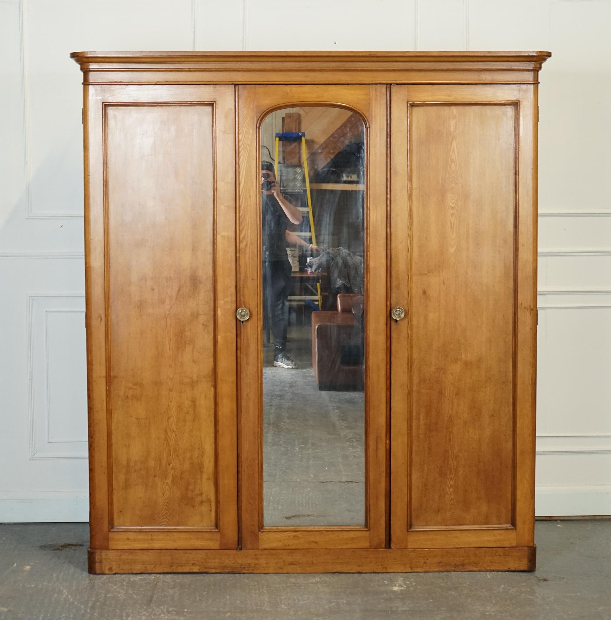 Fatto a mano ARMADIO TRIPLO IN QUERCIA TARDO ANTICO REALIZZATO DA MARSH, Jones & Cribb CiRCA1890 in vendita