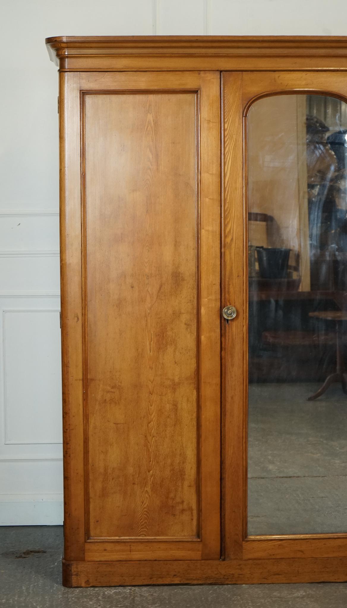 ARMADIO TRIPLO IN QUERCIA TARDO ANTICO REALIZZATO DA MARSH, Jones & Cribb CiRCA1890 In condizioni buone in vendita a Pulborough, GB