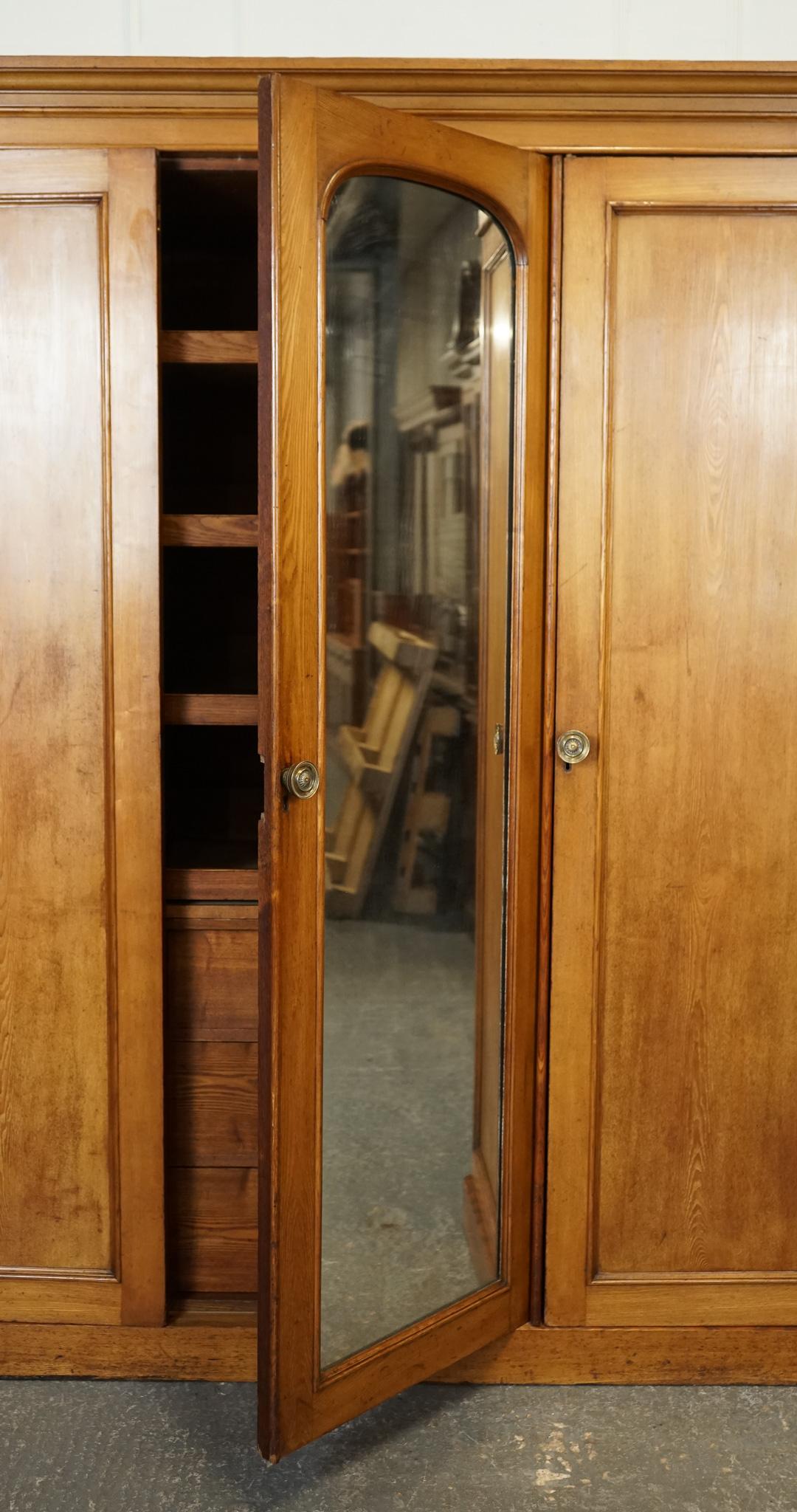 ARMADIO TRIPLO IN QUERCIA TARDO ANTICO REALIZZATO DA MARSH, Jones & Cribb CiRCA1890 in vendita 2