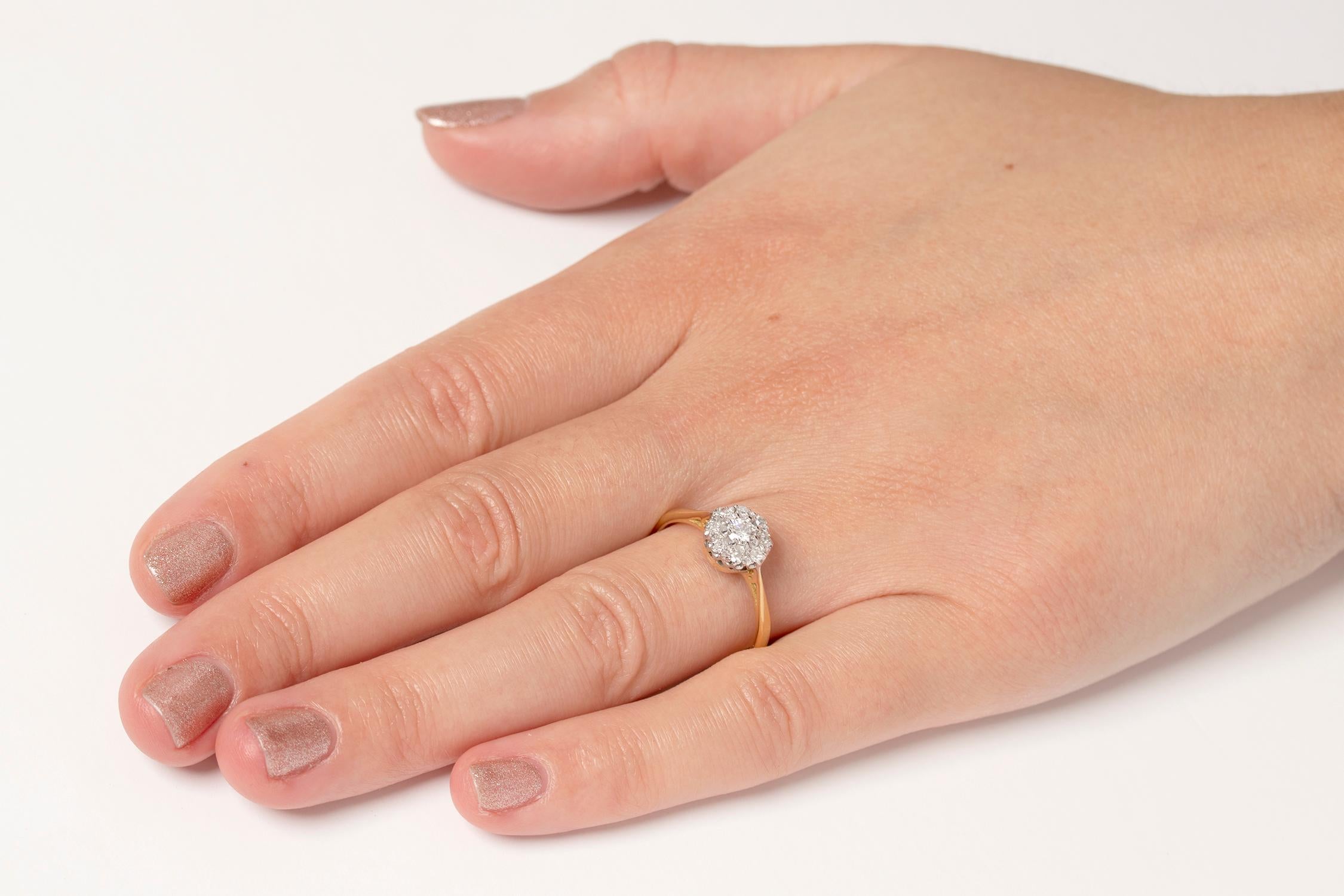 Women's or Men's Late Art Deco 0.15 Carat Diamond Daisy Cluster Ring, circa 1940s