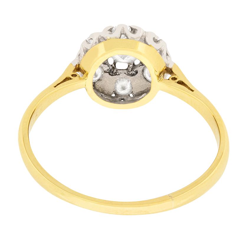 Taglio rotondo Anello a margherita con diamante da 0,40 carati in stile tardo Art Deco, anni '40 circa in vendita