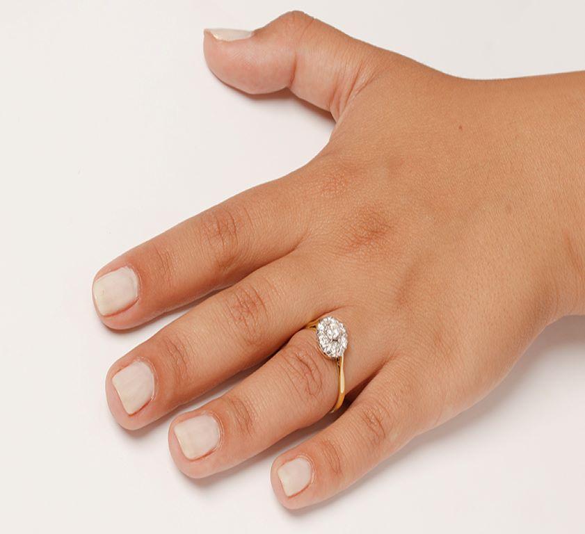 Anello a margherita con diamante da 0,40 carati in stile tardo Art Deco, anni '40 circa In condizioni buone in vendita a London, GB