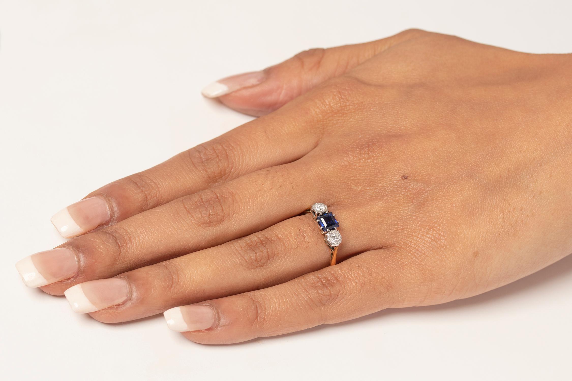 Late Art Deco 0.50 Carat Sapphire and Diamond Three-Stone Ring, circa 1930s For Sale 1