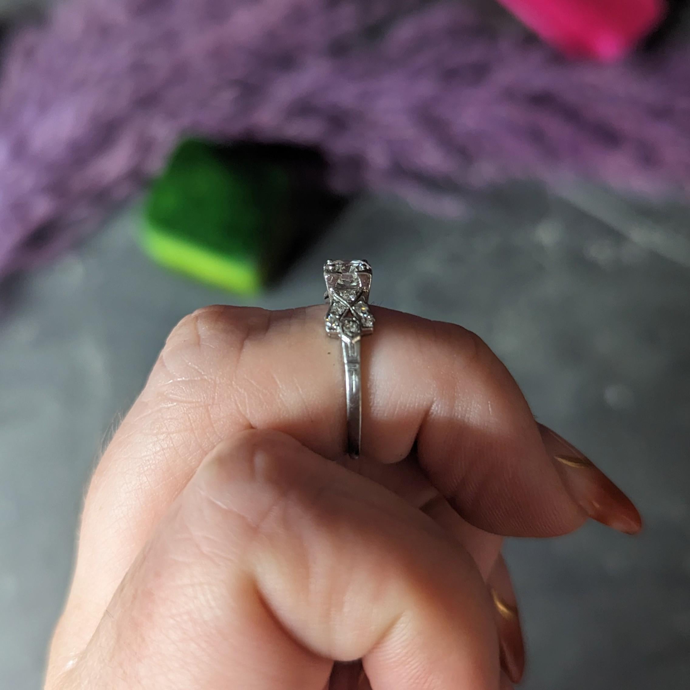 Bague de fiançailles en platine avec diamant taille transitionnelle de 0,64 carat de la fin de l'Art déco en vente 9