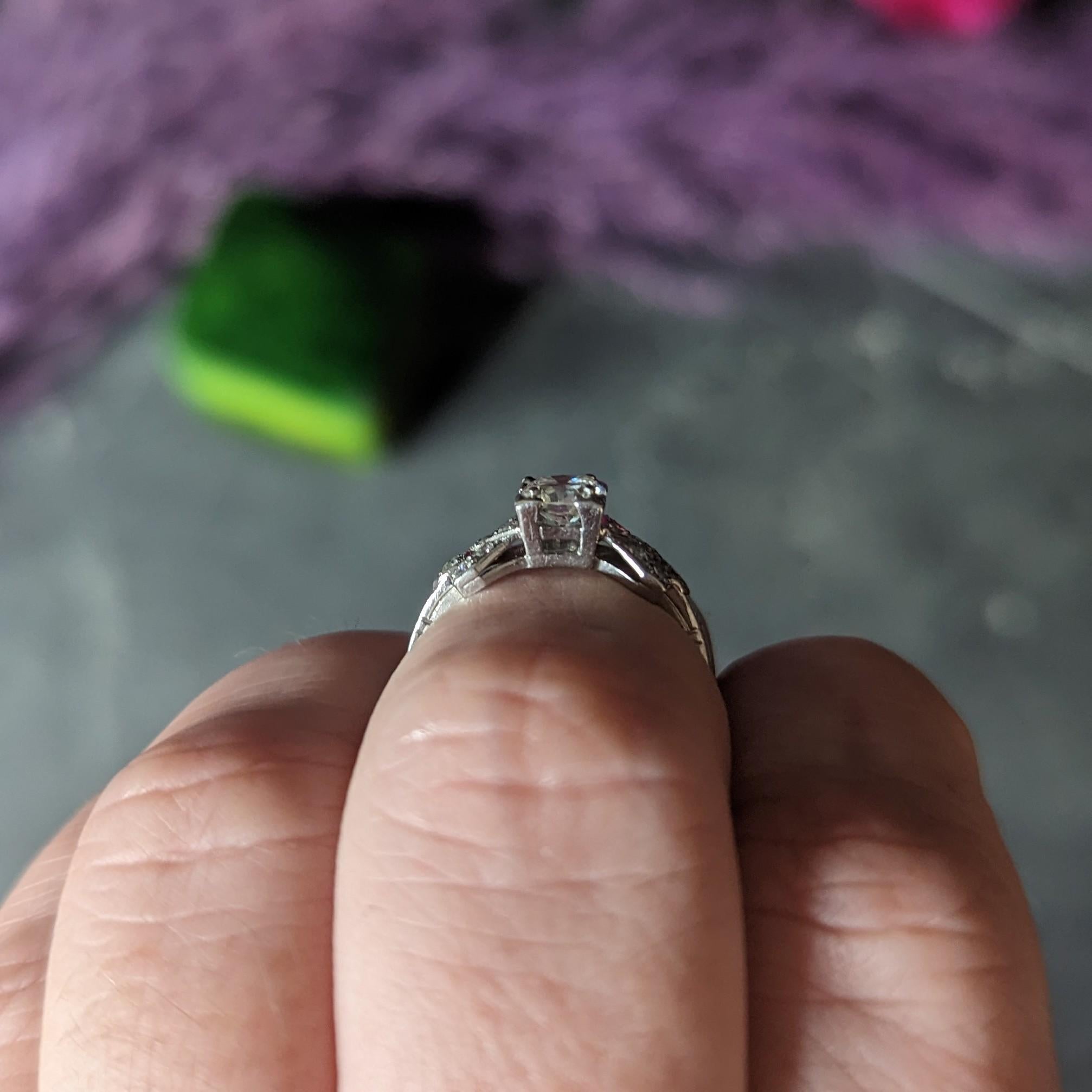 Bague de fiançailles en platine avec diamant taille transitionnelle de 0,64 carat de la fin de l'Art déco en vente 10