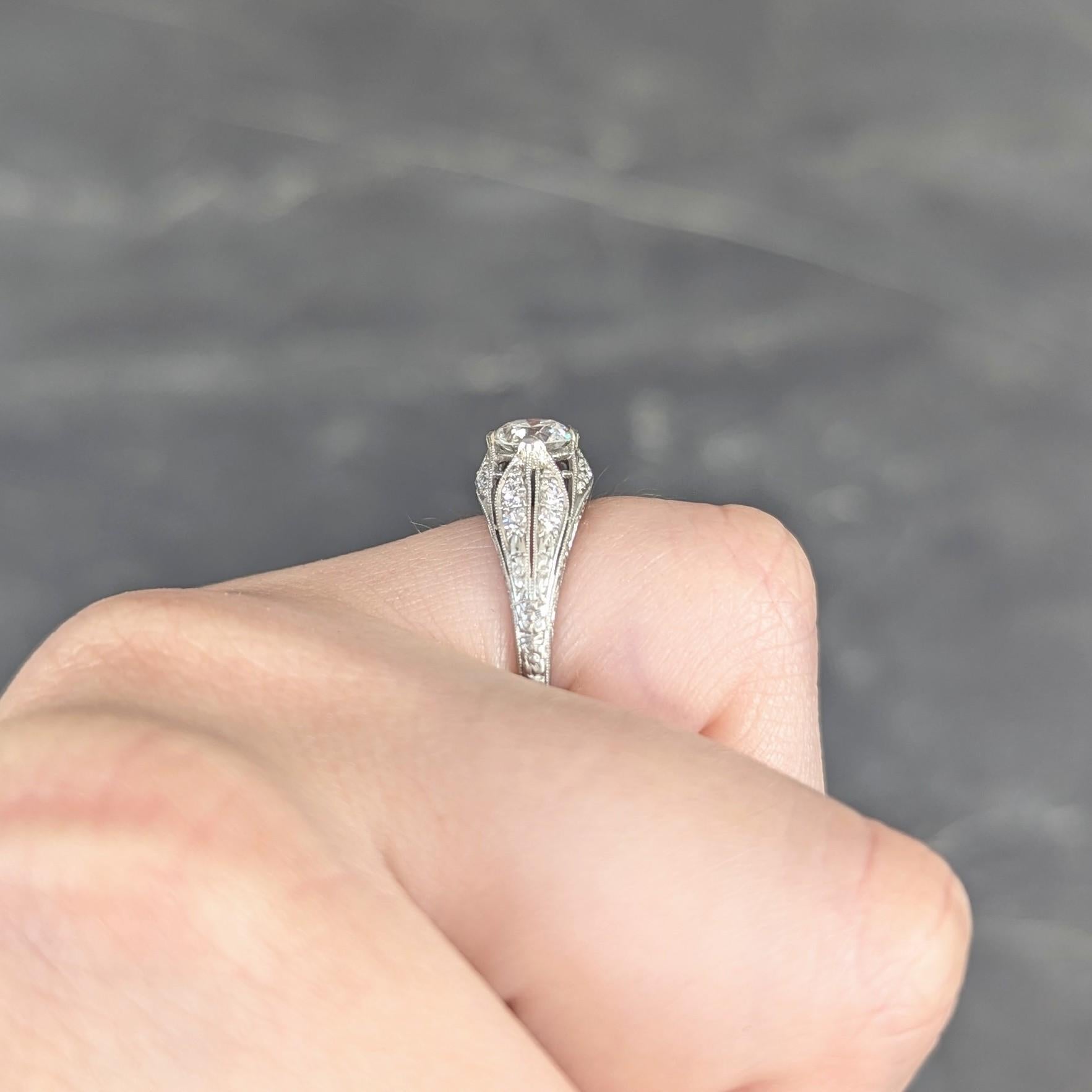 Anello di fidanzamento tardo Art Deco con diamante da 0,84 CTW in platino con bombatura fogliare vintage in vendita 7