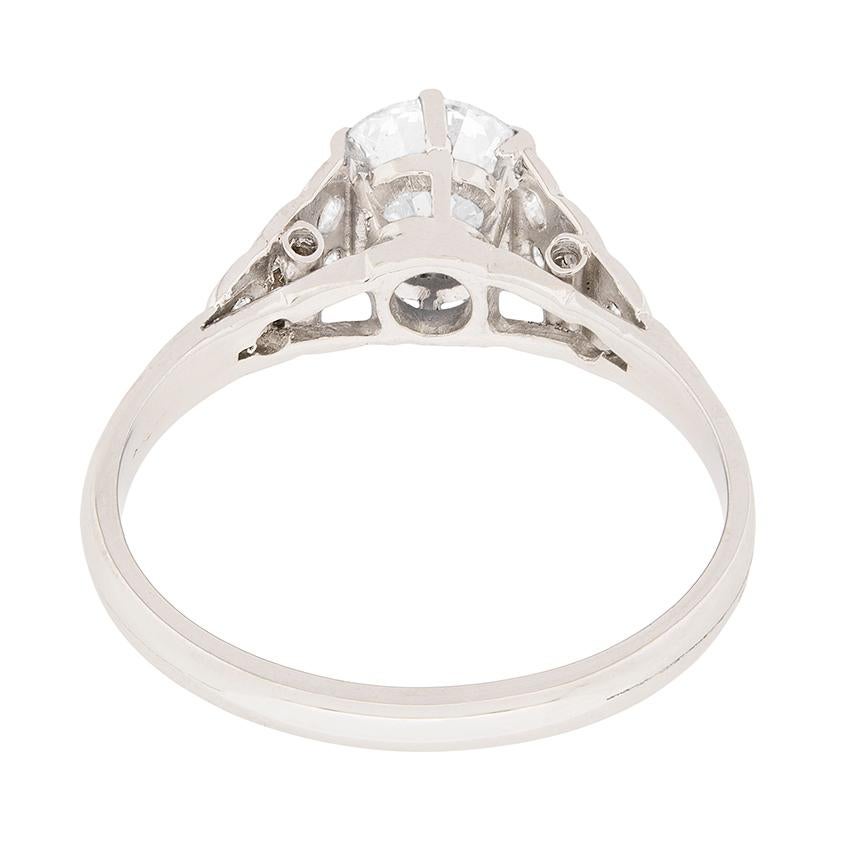 Late Art Deco 0.90 Carat Diamond Solitaire Engagement Ring, circa 1930s In Good Condition In London, GB