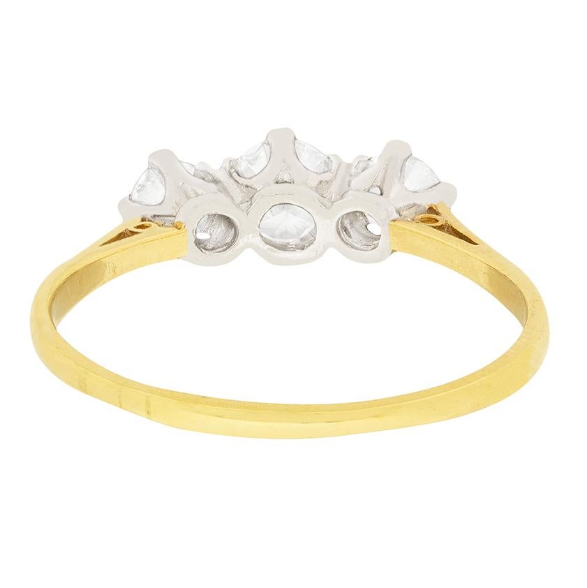 Late Art Deco 1.00 Carat Diamond Three-Stone Engagement Ring, circa 1930s In Good Condition In London, GB