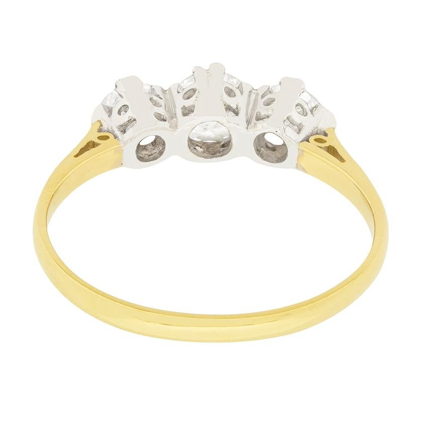 Verlobungsring mit 1,10 Karat Diamant und drei Steinen im späten Art déco-Stil, ca. 1940er Jahre im Zustand „Gut“ im Angebot in London, GB