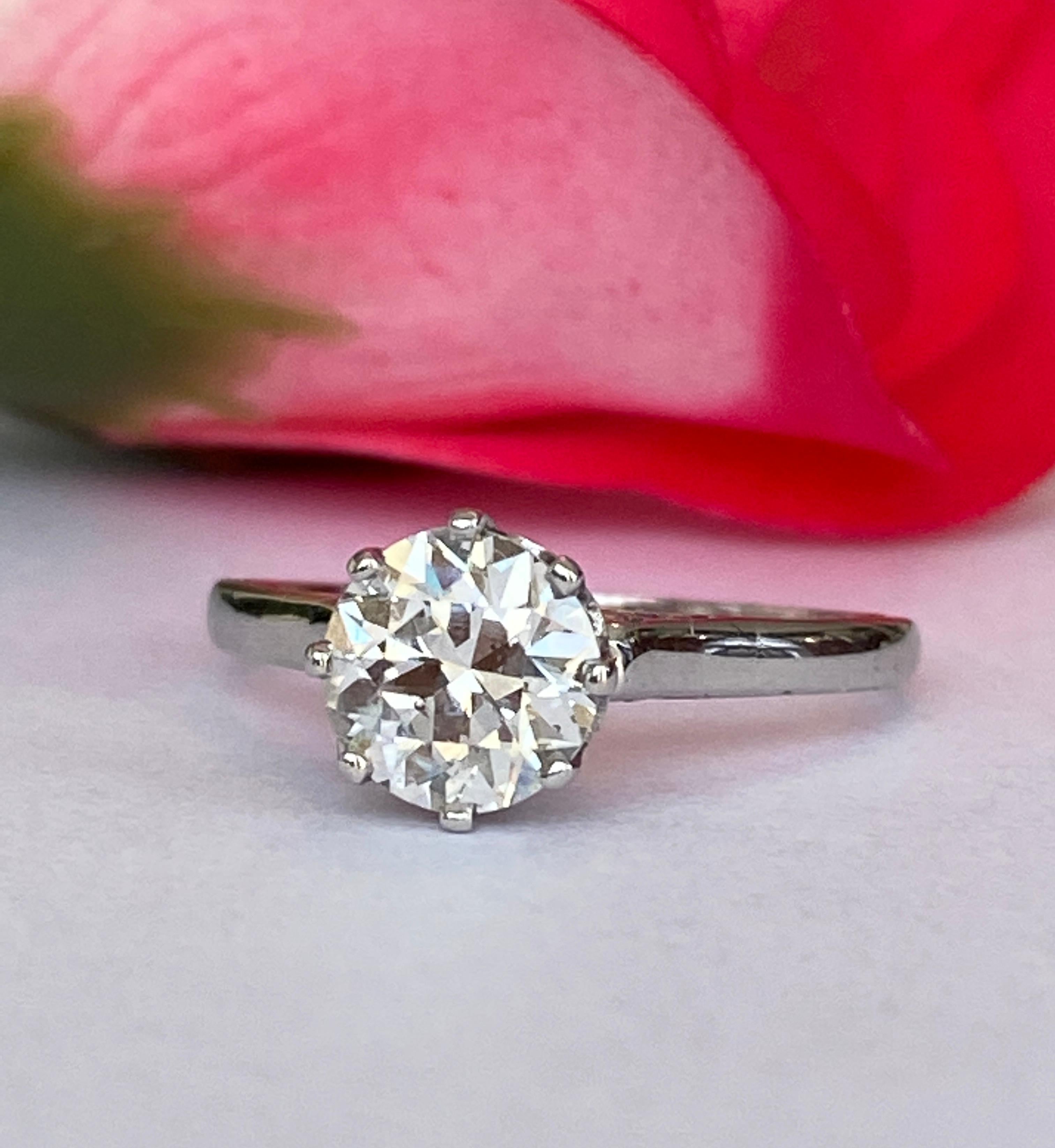 Trésor rare de l'époque de l'Art déco (vers 1915-1935), cette bague de fiançailles solitaire ancienne met en valeur un diamant de taille ancienne européenne brillant de 1,14 carat, réputé pour ses facettes larges et épaisses et son éclat romantique