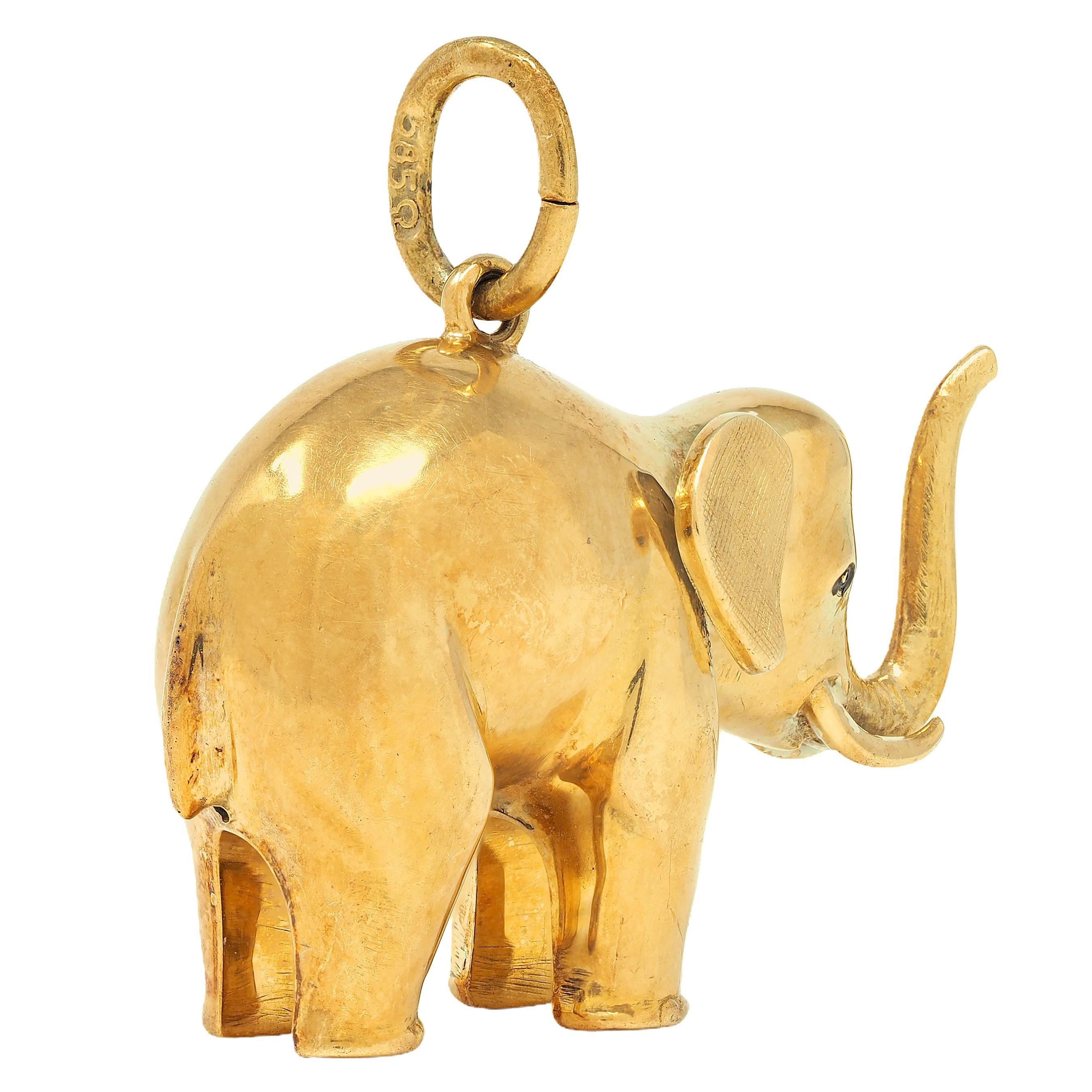 Progettato come un elefante dimensionale in oro lucidato.
Orecchie con texture scanalata
Con resti di smalto crema sulle zanne
Accentuato da occhi smaltati neri
Sospesa in una balla con anello di sospensione
Timbrato per l'oro a 14 carati
Con