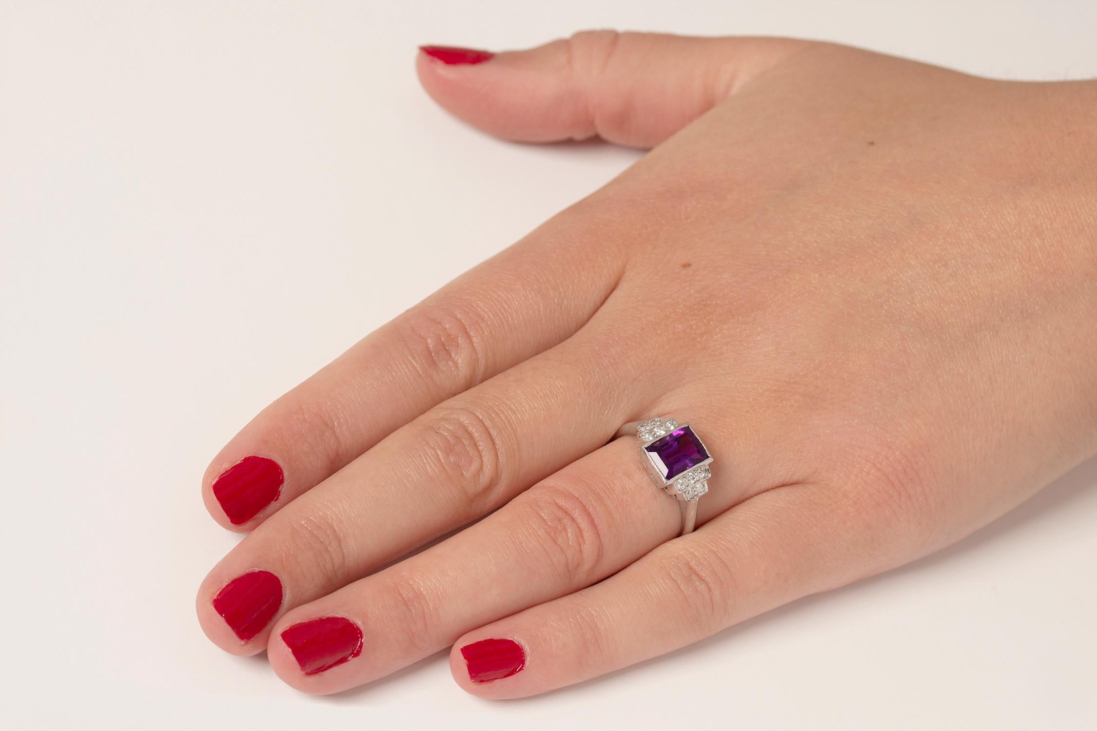 Late Art Deco 1.85 Carat Amethyst and Diamond Cocktail Ring, circa 1940s For Sale 1