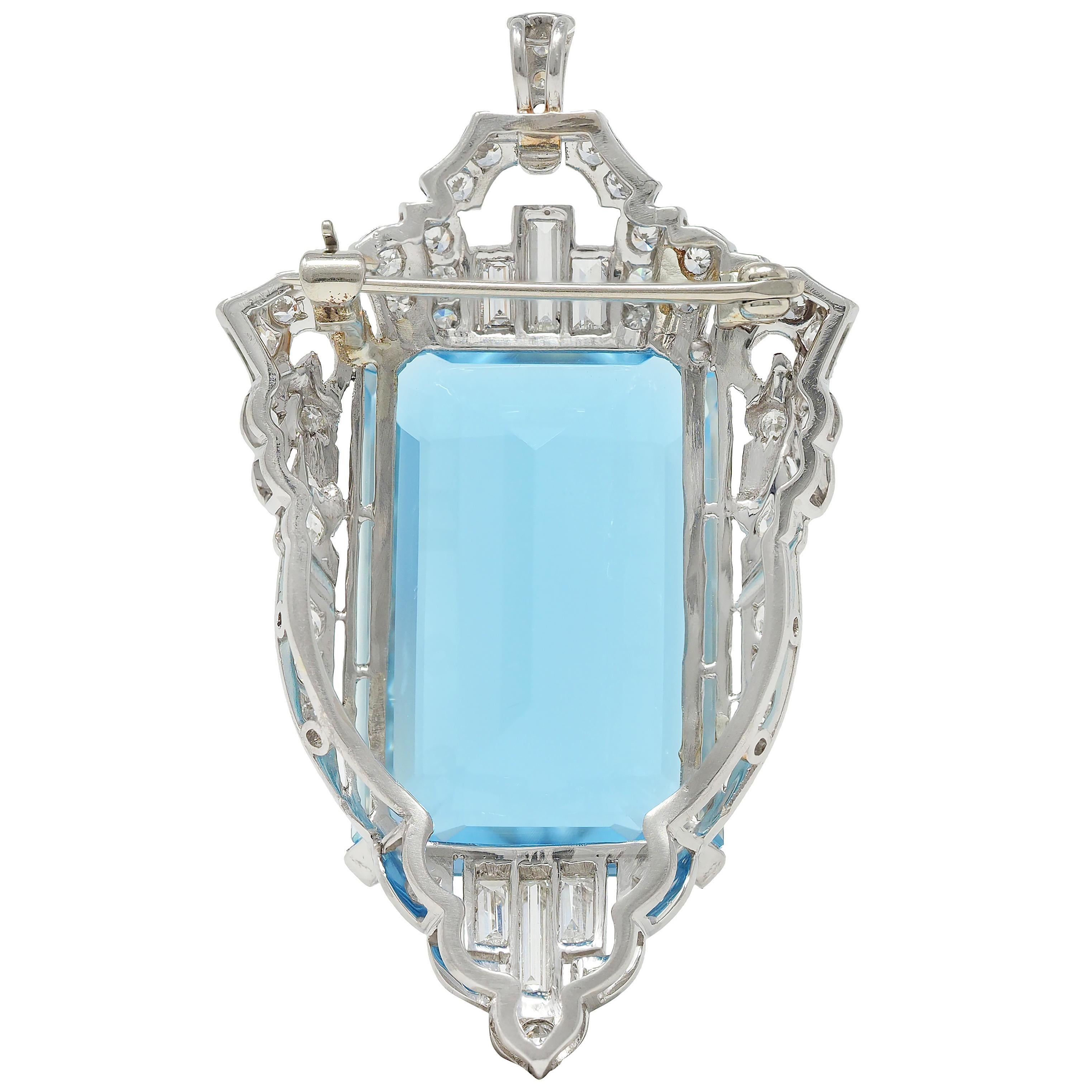 Taglio smeraldo Spilla con ciondolo vintage in platino con diamante e acquamarina 32,05 CTW in stile tardo Art Deco in vendita