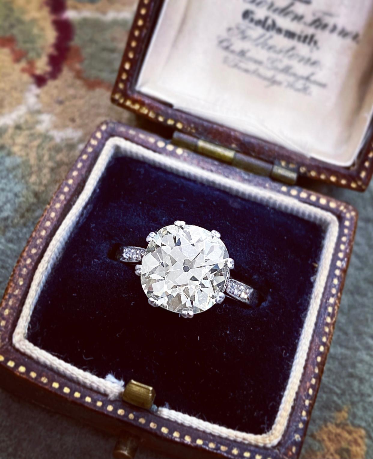 Late Art Deco 4.23 Carat Old Cushion Cut Diamond Engagement Ring, circa 1930s For Sale 4