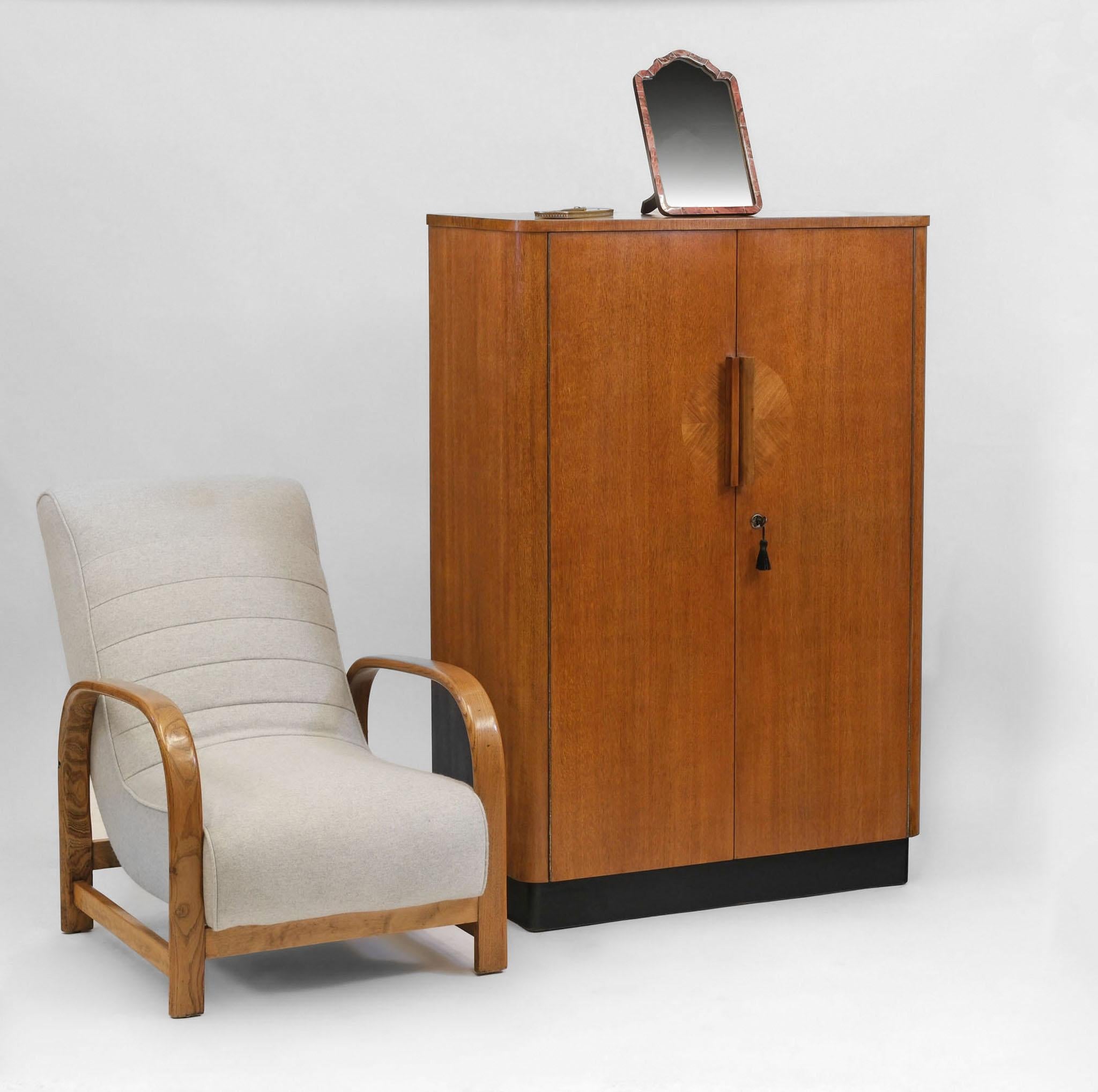A late Art Deco Bauhaus oak compact wardrobe made by United UP, Czechoslovakia. Circa 1940.

Attributed to Jindřich Halabala , who designed for United UP and was head of the architectural studio in 1930, and then later plant director until 1946.