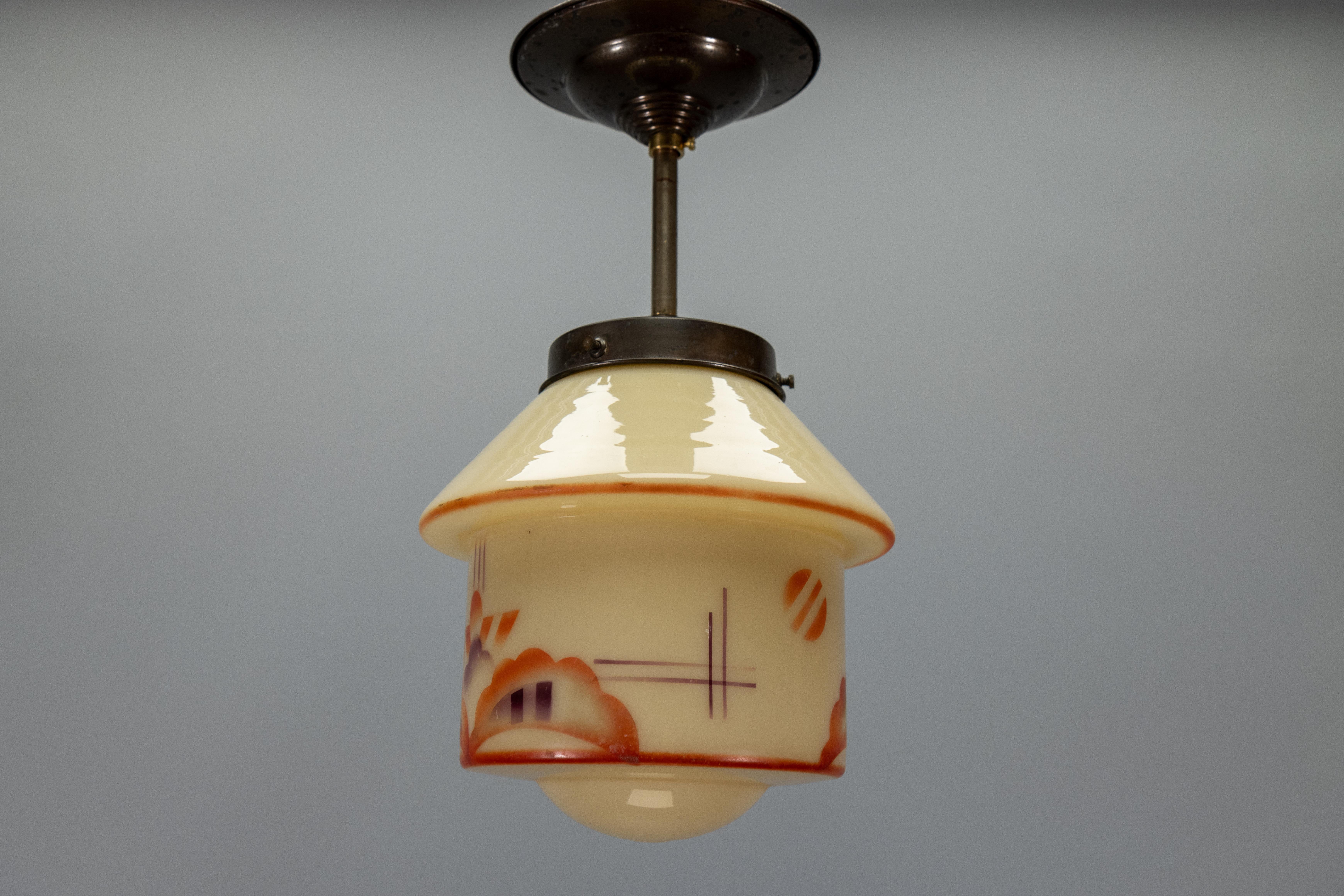 Un affascinante ciondolo tardo Art of Vintage con motivi geometrici - compatto in scala ma pieno di carattere d'epoca e di un caldo fascino vintage.

Questa bellissima lampada a sospensione tedesca del tardo periodo Art Déco (circa anni '30-'40)
