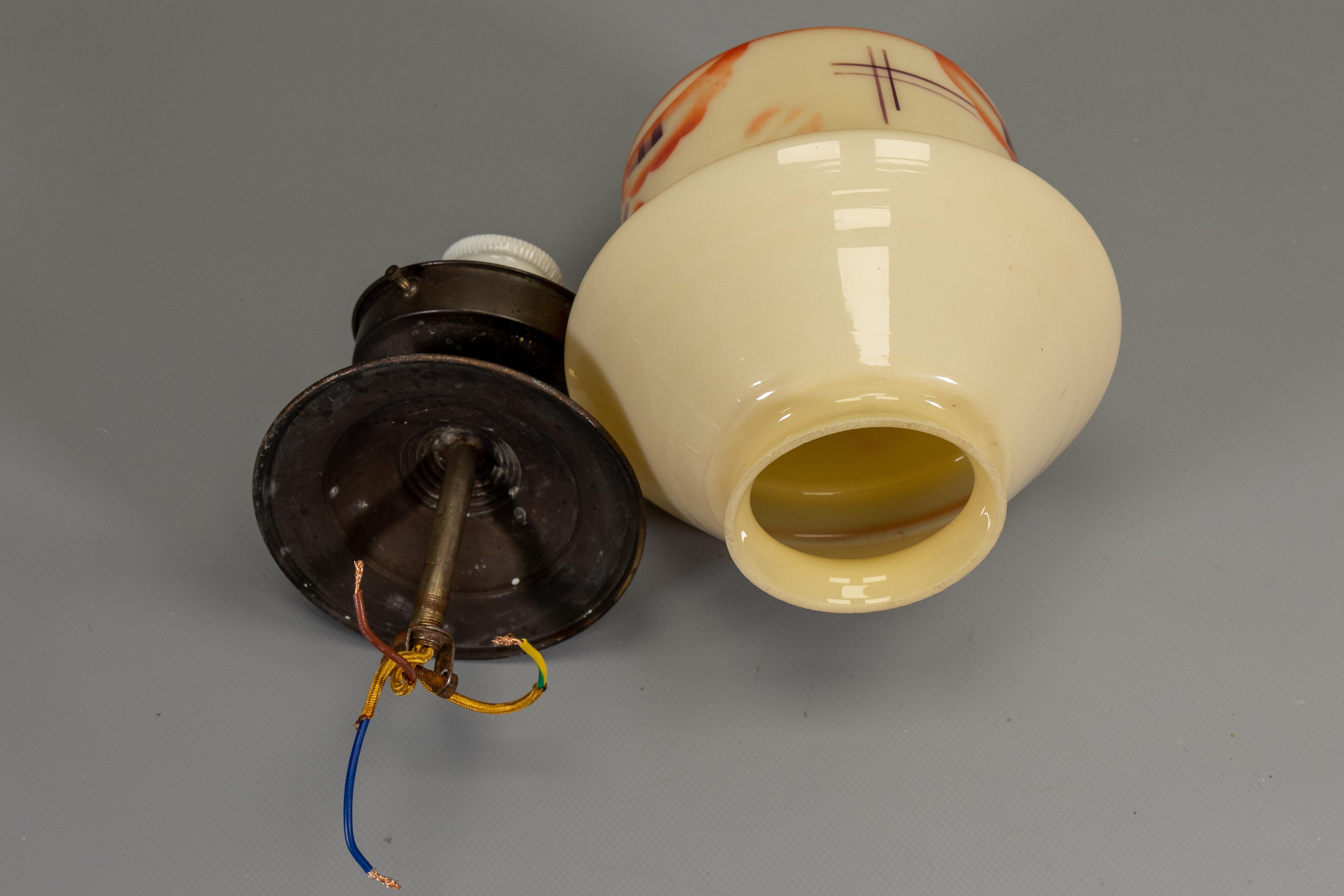 Lampada a sospensione in vetro beige tardo Art Déco con motivo geometrico, anni '30 in vendita 14