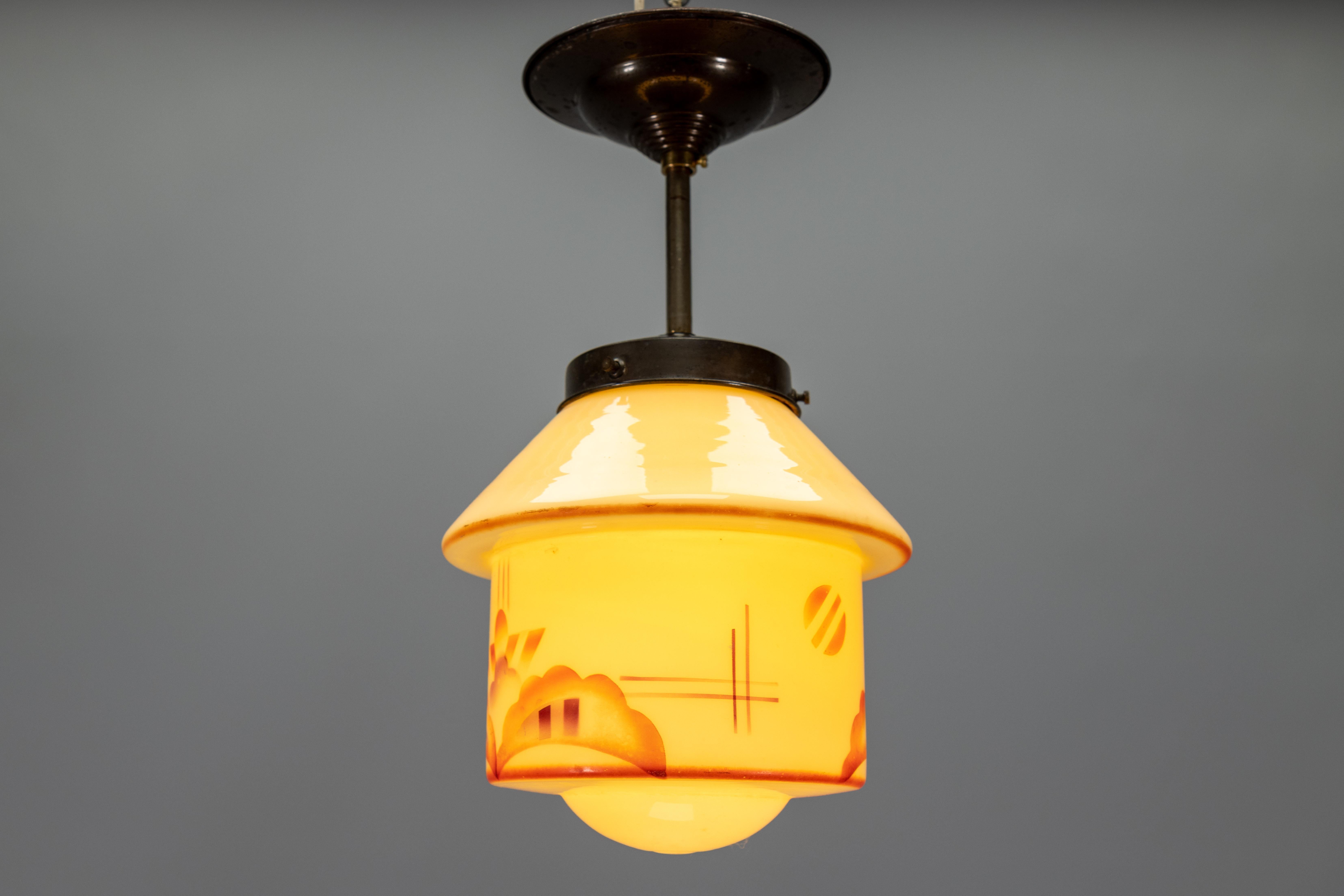 Tedesco Lampada a sospensione in vetro beige tardo Art Déco con motivo geometrico, anni '30 in vendita