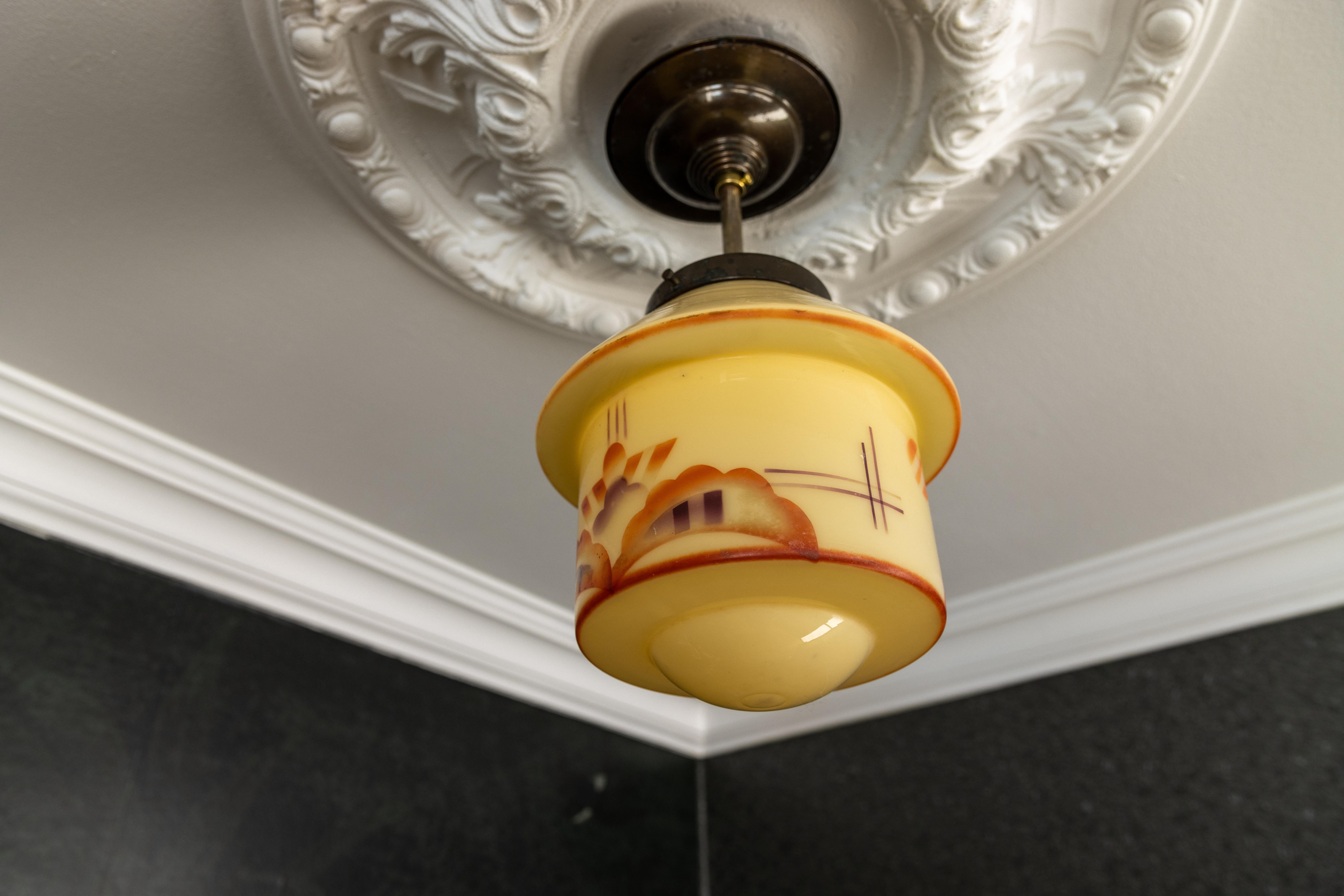 Lampada a sospensione in vetro beige tardo Art Déco con motivo geometrico, anni '30 In condizioni buone in vendita a Barntrup, DE